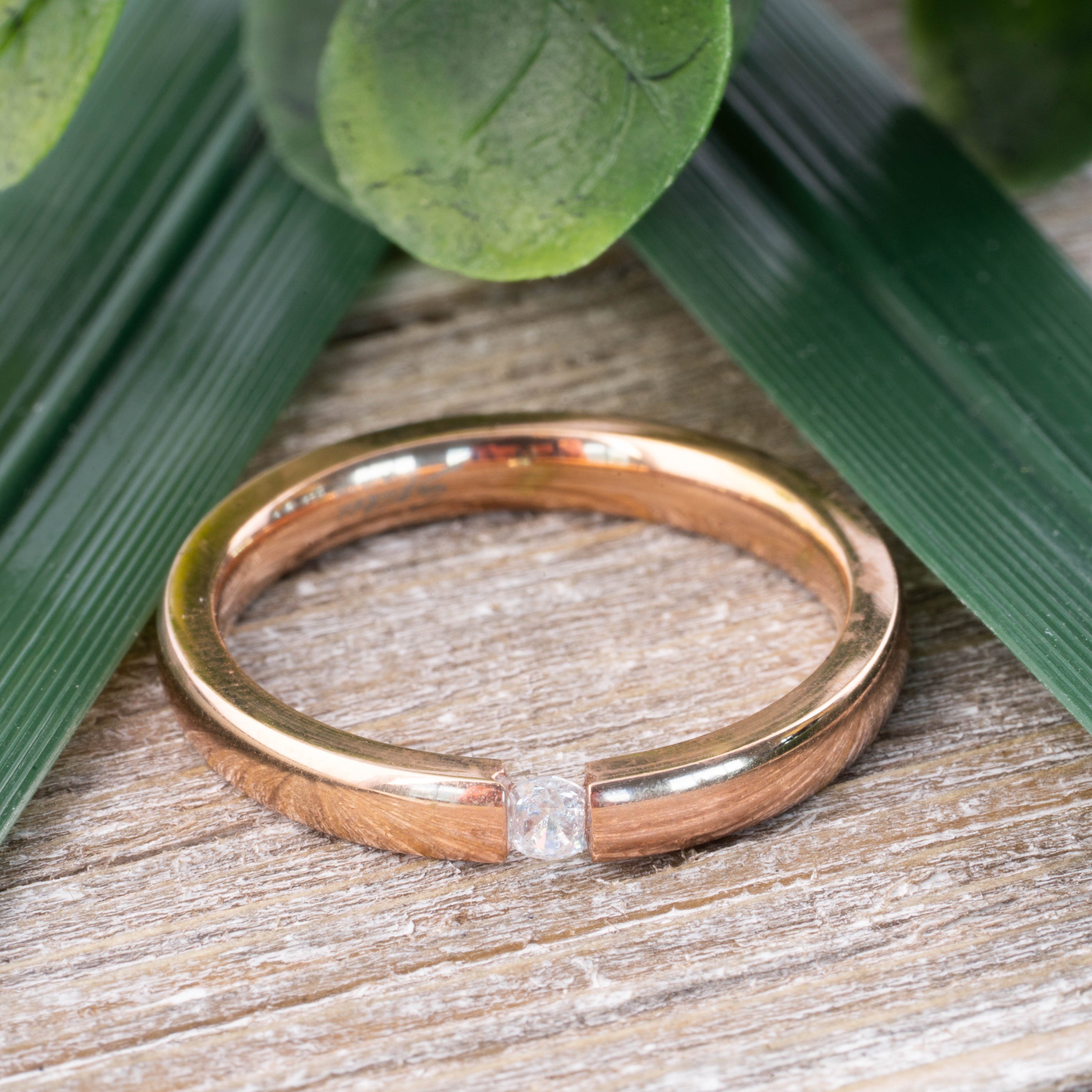 Herren Schmuck BUNGSA Fingerring Ring mit Kristall Rosegold aus Edelstahl Damen (Ring, 1-tlg., inkl. Schmuckbeutel aus Organza),
