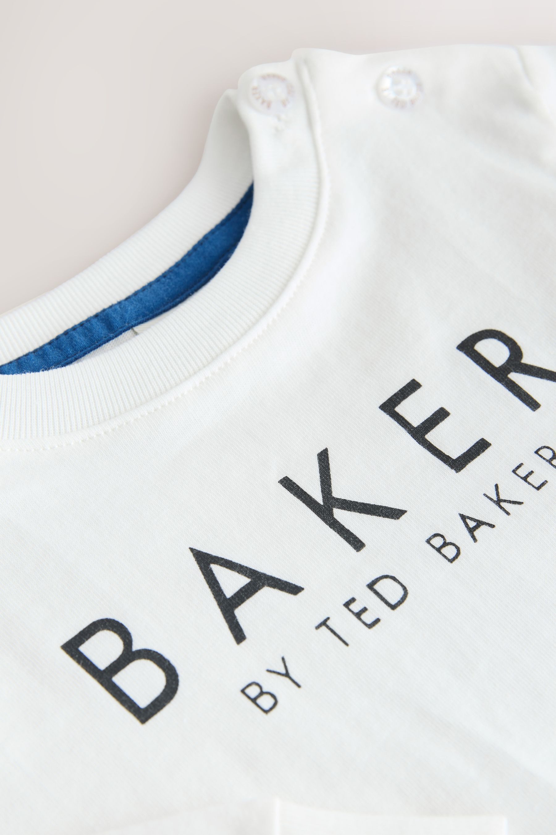 Baker by Ted Baker Shirt & Hose Baker by Ted Baker Strickjacke, T-Shirt + Joggers (3-tlg)