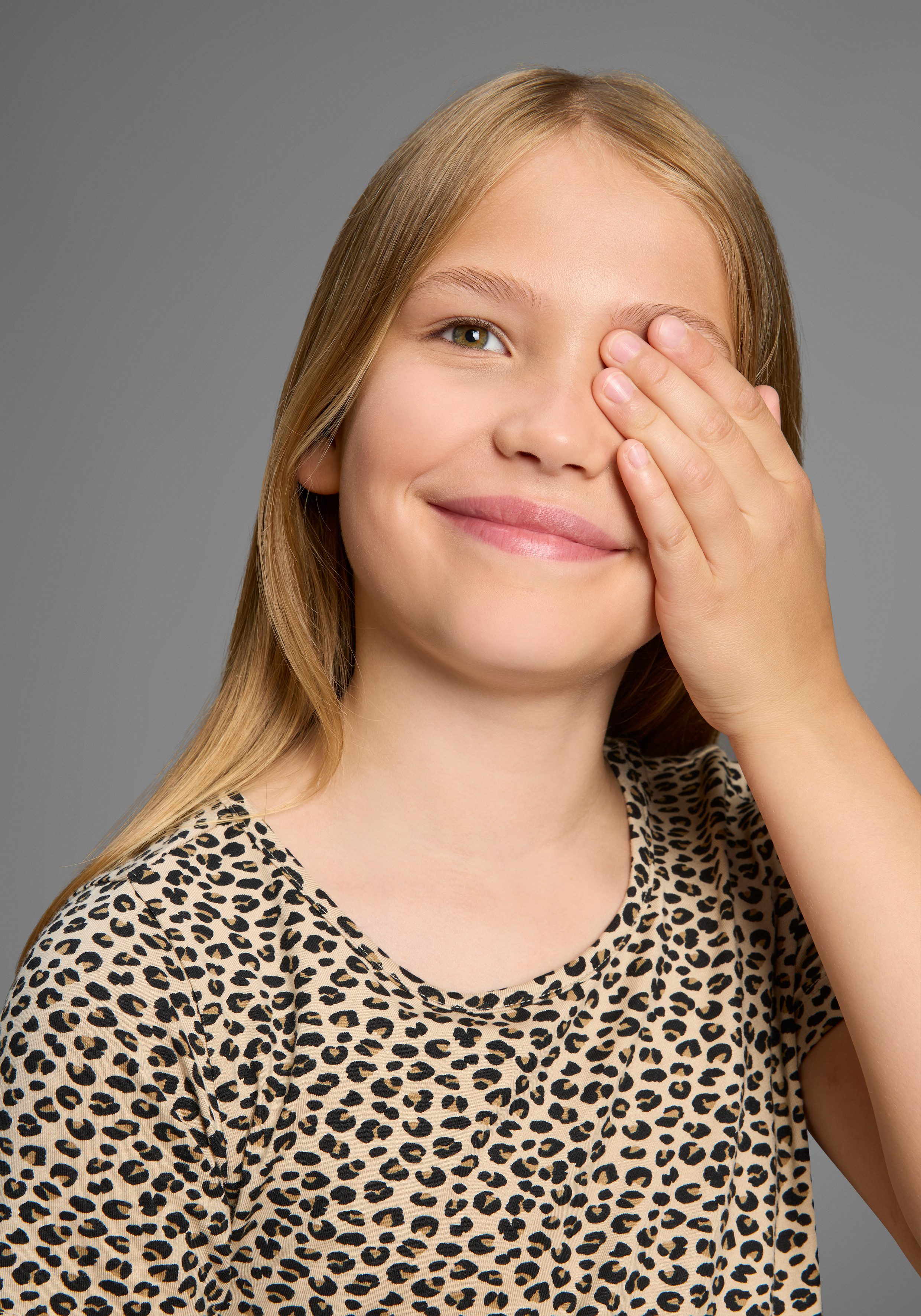 KIDSWORLD Jerseykleid Shirtkleid in Leo-Musterung Shirtkleid in Leo-Optik, unten austestellt