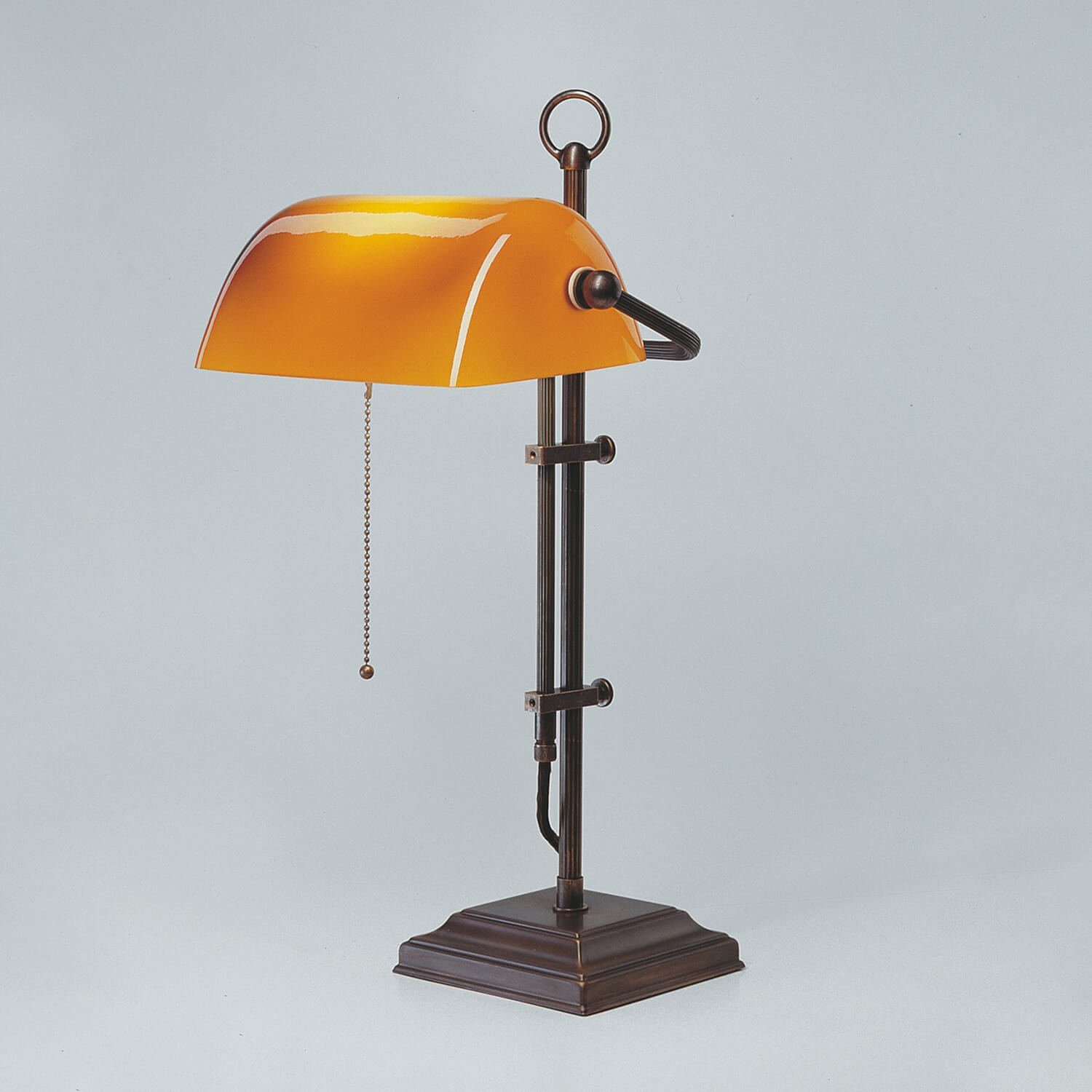 Licht-Erlebnisse Schreibtischlampe W2, ohne Leuchtmittel, Bankerlampe 50 cm Orange Zugschalter Messing Glas E27 Jugendstil