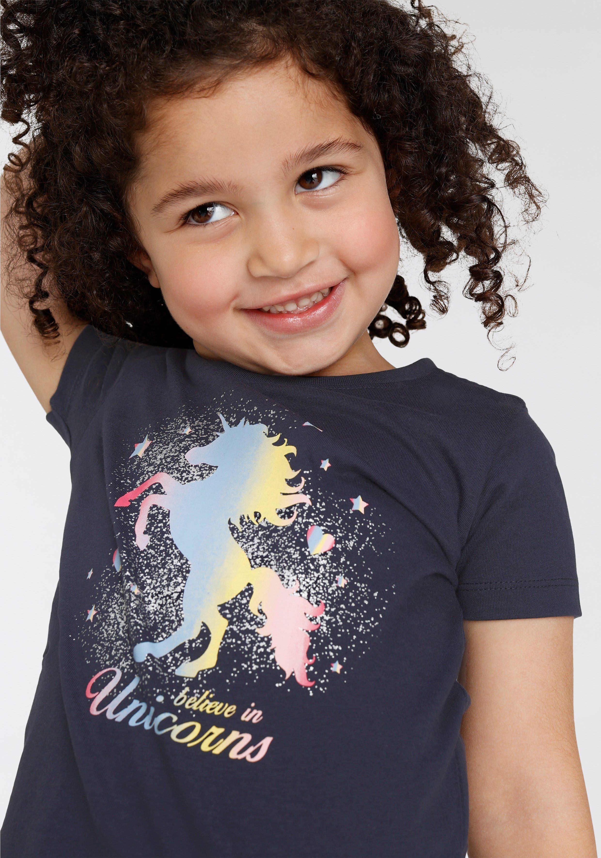 KIDSWORLD T-Shirt believe in Unicorns Kurzarm, hüftlange Passform, mit Glitzerdruck, Rundhalsausschnitt