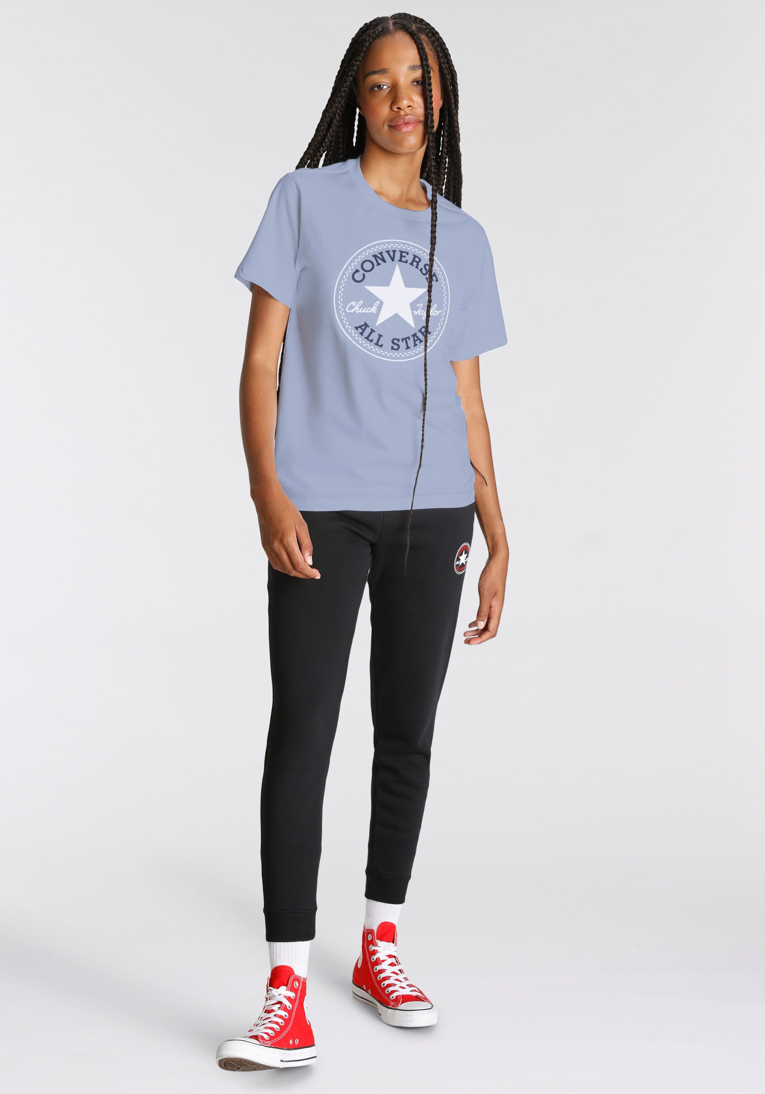 Converse T-Shirt UNISEX CONVERSE GO-TO ALL STAR PATCH LOGO STANDARD FIT T-SHIRT mit Rundhalsausschnitt, aus Single Jersey