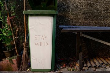 MuchoWow Wandsticker Zitate - Text - Wild bleiben (1 St), Mülleimer-aufkleber, Mülltonne, Sticker, Container, Abfalbehälter