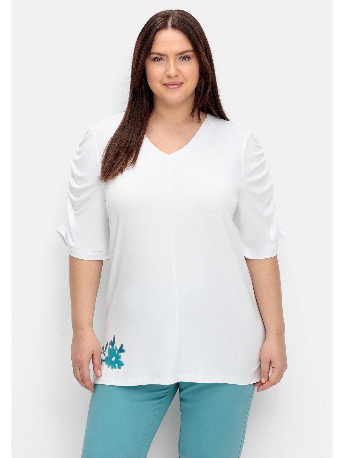 Sheego Longshirt Große Größen mit Blütenprint am Saum weiß | V-Shirts