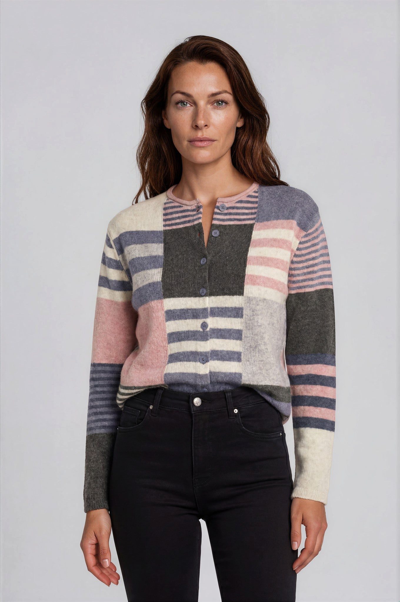 FRISTED Cardigan Damen Lammwolle Patchwork Rollausschnitt Modern Fit Langarm Weiche Strickjacke mit abgestimmten Farbflächen und Seitenschlitzen