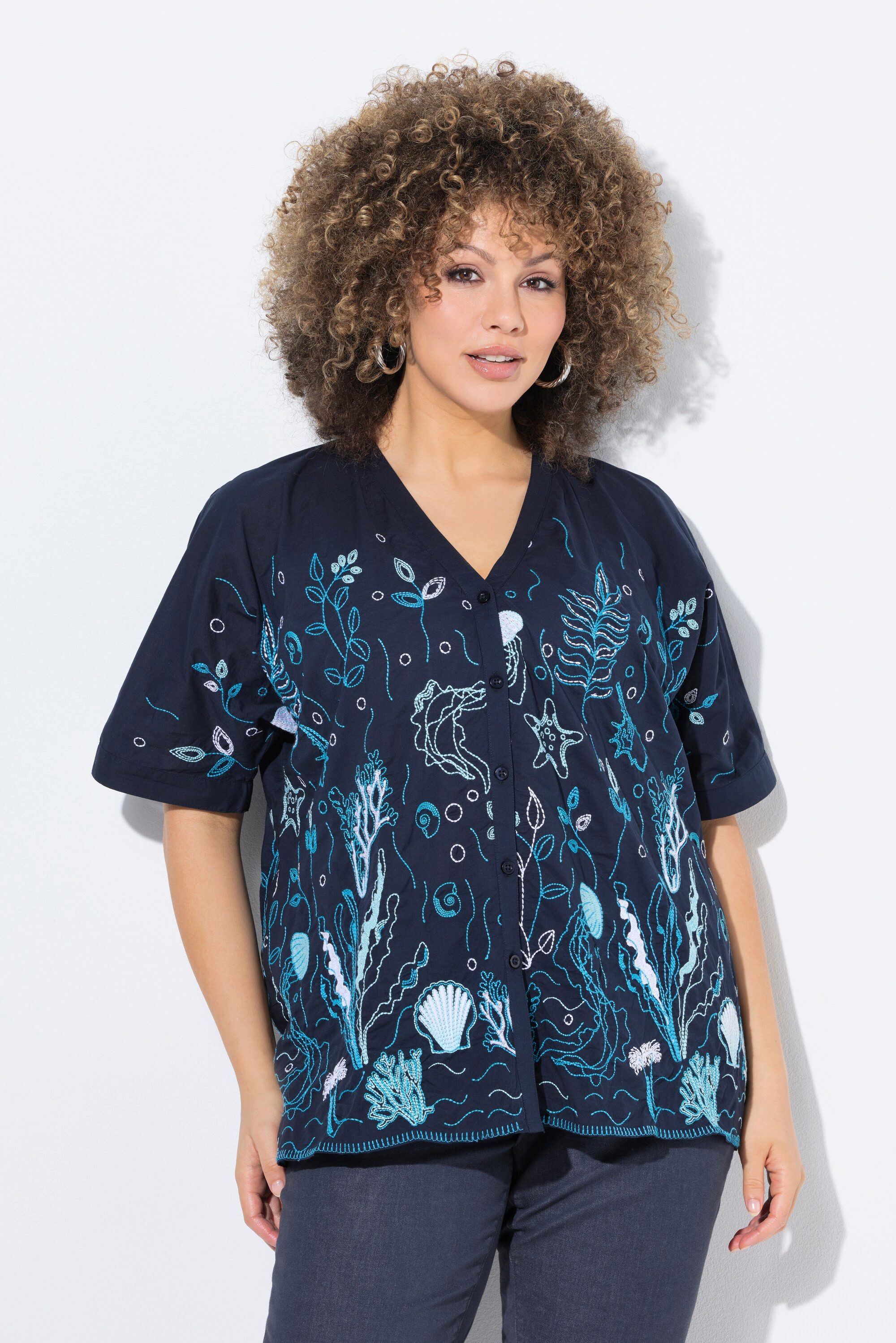 Ulla Popken Druckbluse Bluse Stickerei Oversized V-Ausschnitt Halbarm