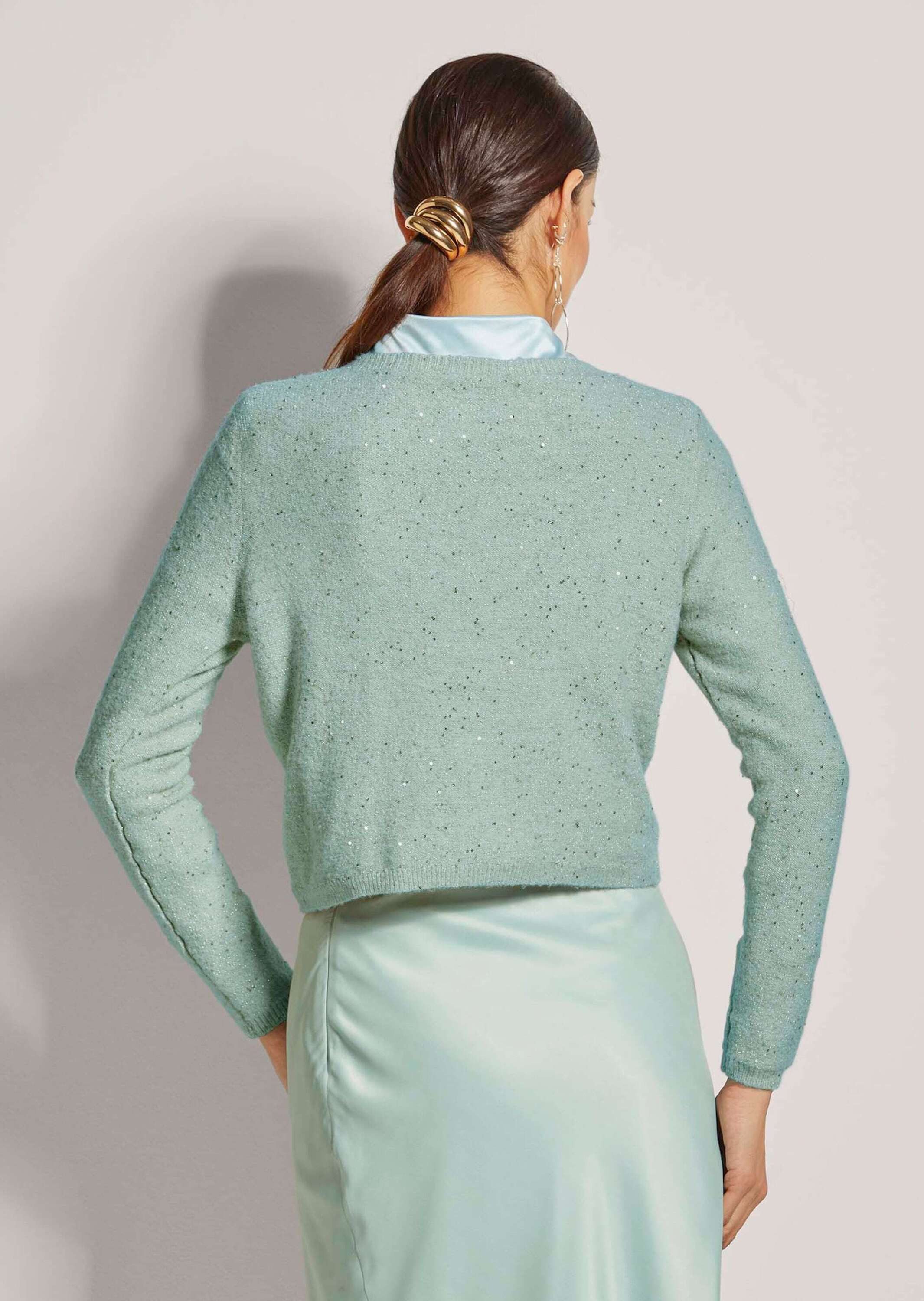 MADELEINE Strickjacke Kurze Bolerojacke mit Glitzer Dekorativer Zierknopf und V-Ausschnitt als Blickfang – Bild 2 von 5