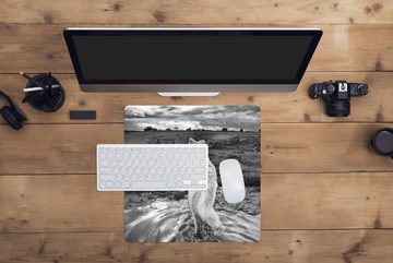 MuchoWow Gaming Mauspad Wolf mit Blick auf die Landschaft in Schwarz und Weiß (1-St), Mousepad mit Rutschfester Unterseite, Gaming, 40x40 cm, XXL, Großes