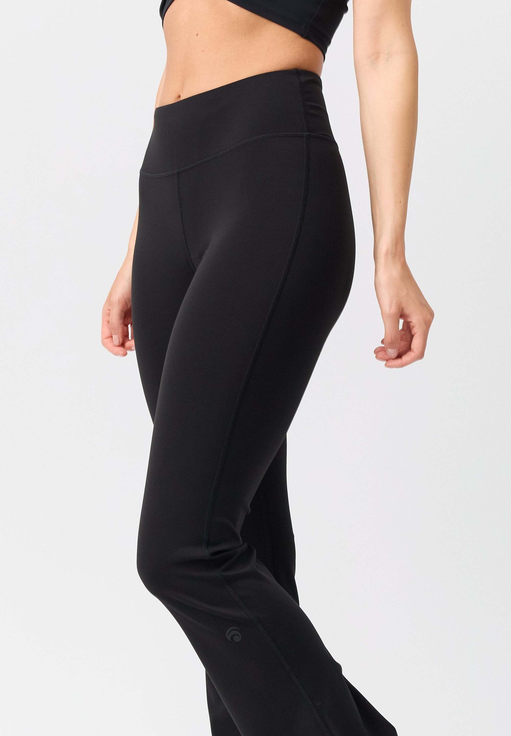 OCEANSAPART Jogger Pants Gianna (1-tlg) mit ausgestelltem Bein