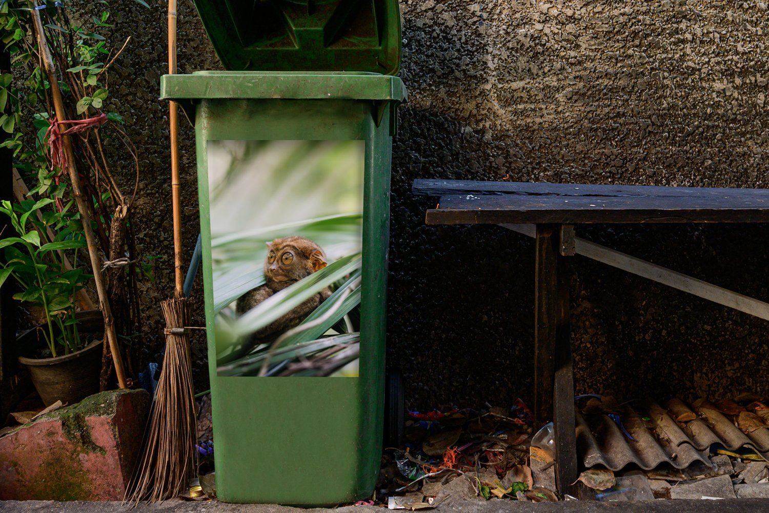 MuchoWow Wandsticker Philippinisches Geistertier inmitten der Mülleimer-aufkleber, Blätter St), Abfalbehälter Mülltonne, (1 Sticker, Container