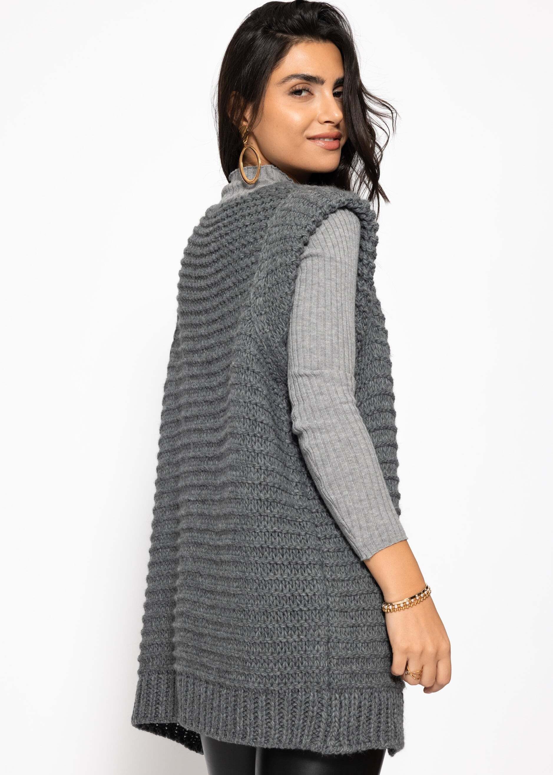 SASSYCLASSY Kurzweste Lange ärmellose Strickweste für Damen Weste aus grobem Strick mit strukturierten Schultern Offwhite Schwarz