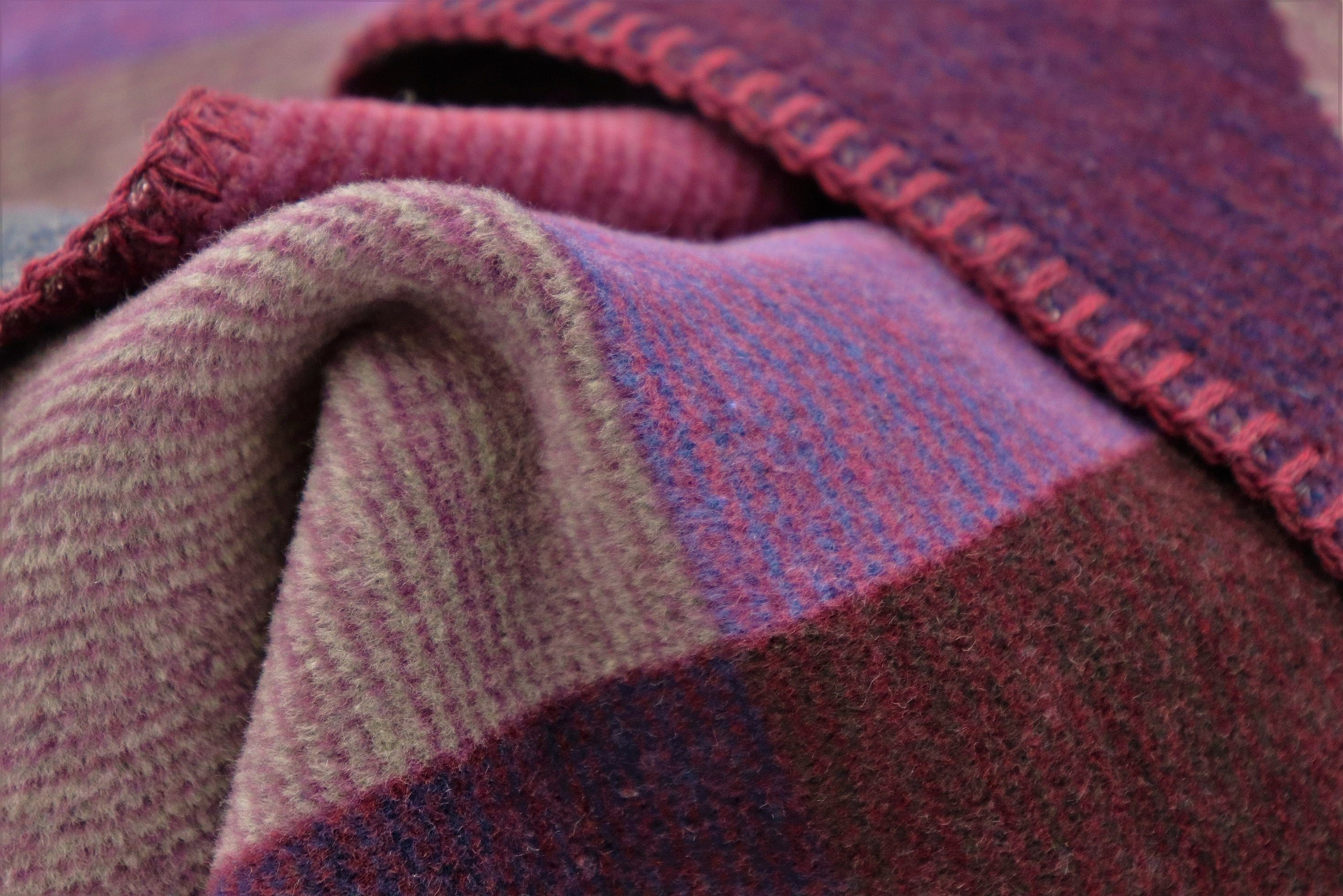 Wohndecke Purple Geometric, lila Sofadecke in 150x200, Decke aus Baumwoll-Mix, Biederlack, Made in Germany