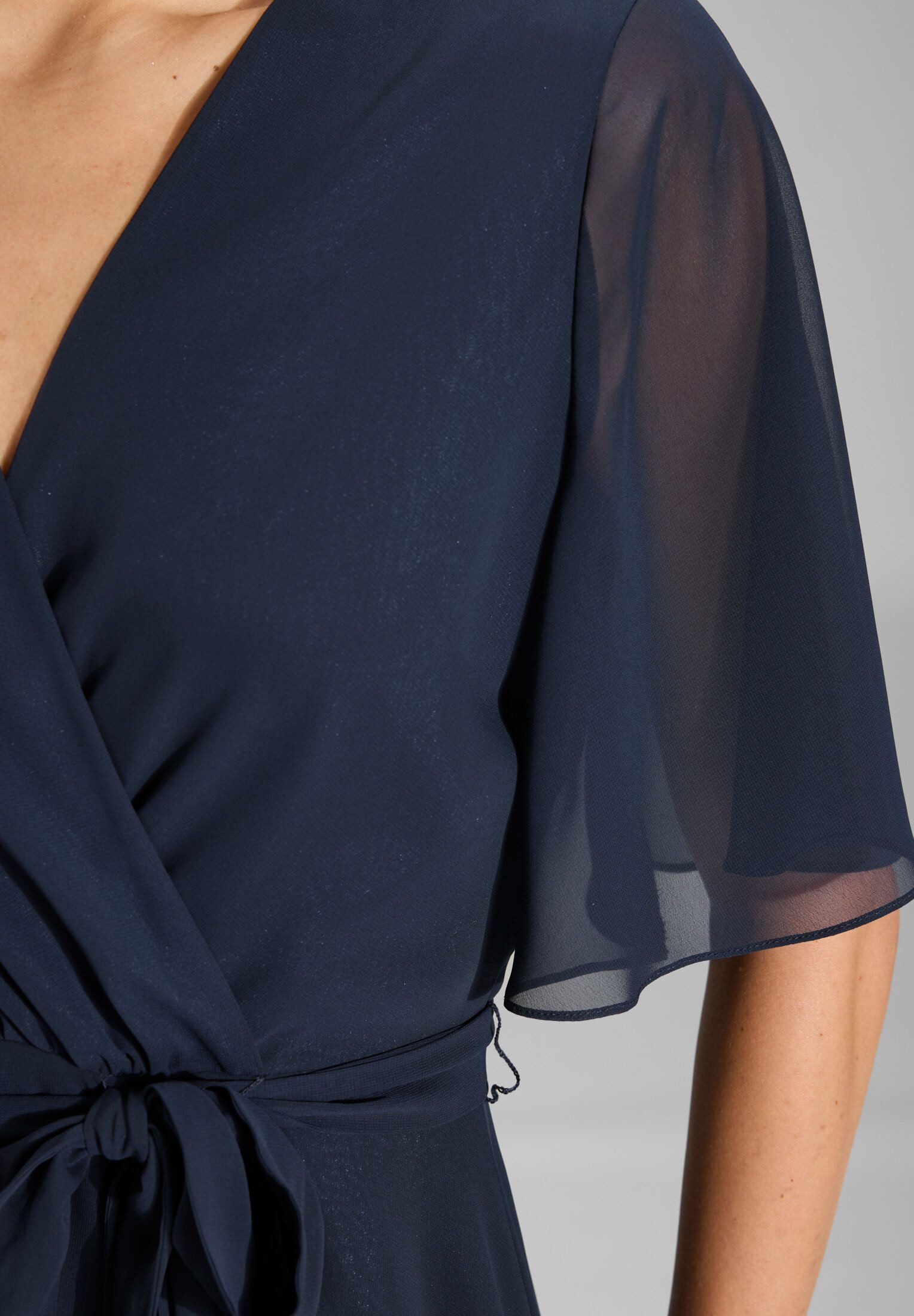 SWING Cocktailkleid - Chiffon Kleid in Wickel Optik mit Vokuhila Saum Taillierter Schnitt mit ausgestelltem Rockteil – Bild 4 von 5