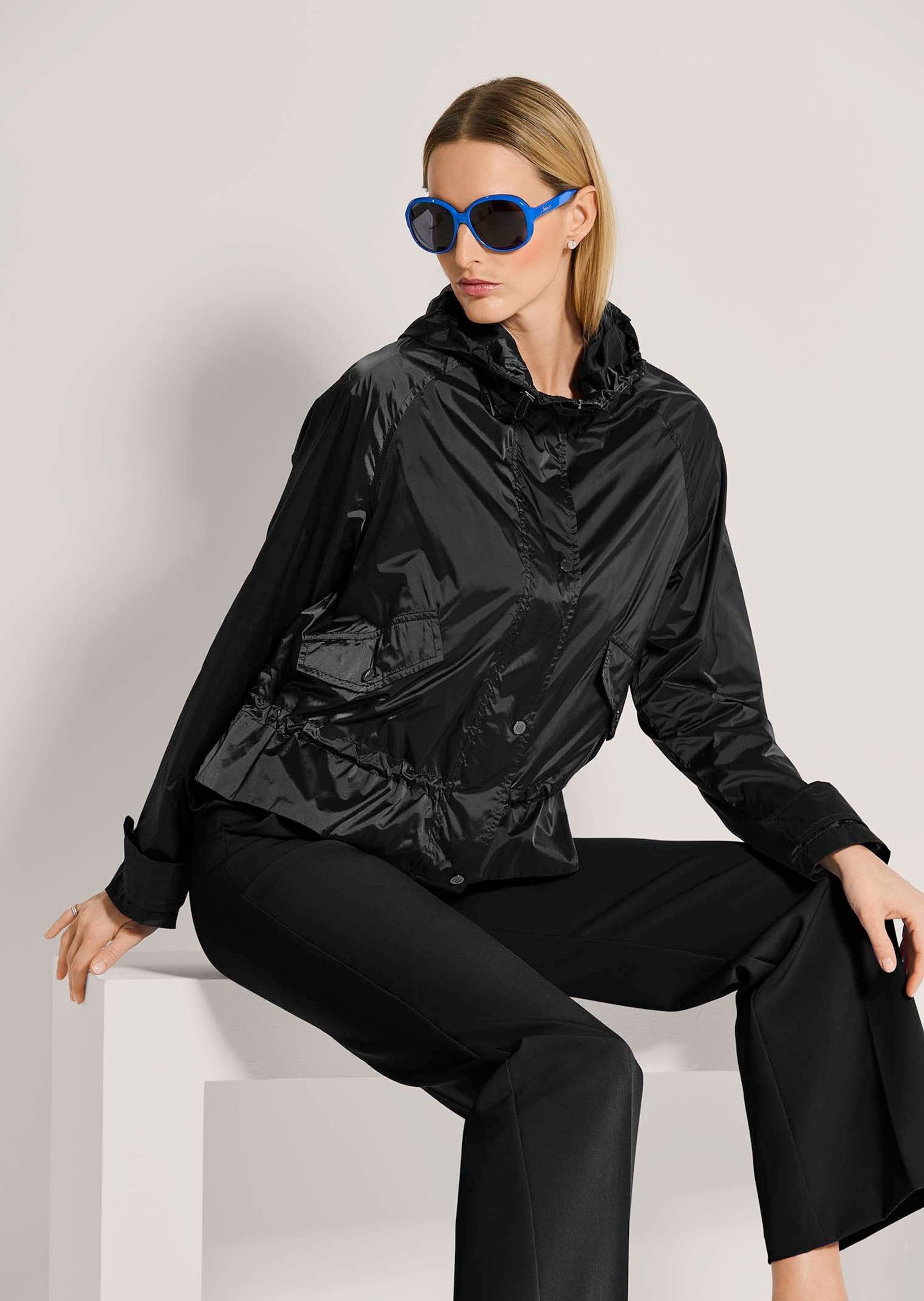 MADELEINE Outdoorjacke Outdoorjacke mit Kapuze, Raglanärmel Unifarbenes Design, variabler Kragen, verdeckter Reißverschluss