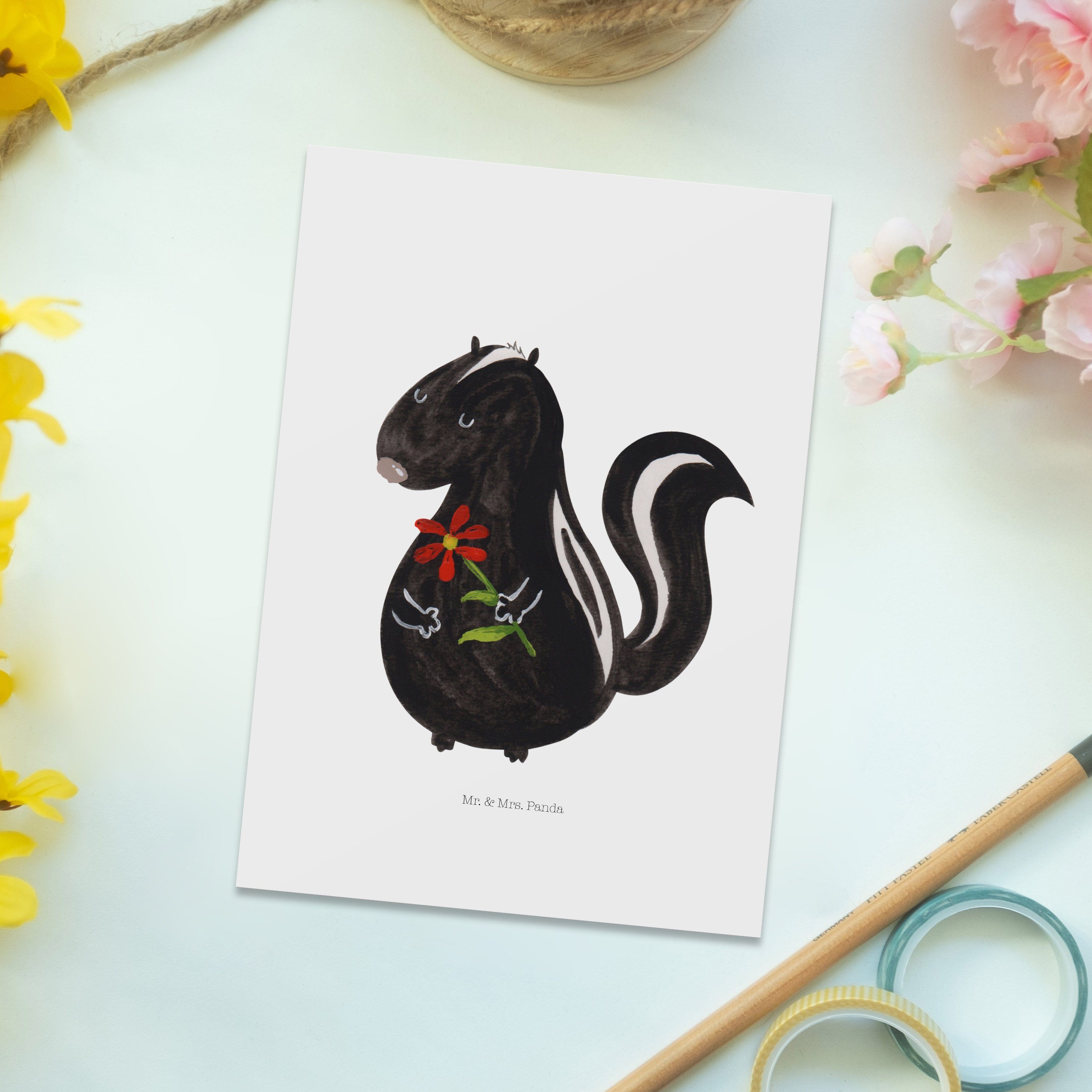 Mr. & Weiß Postkarte Stinktier - Blume Einladung, Ansichtskart - Geschenk, Mrs. Panda verträumt