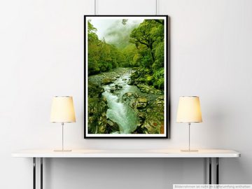 Sinus Art Poster 60x90cm Landschaftsfotografie Poster Grünes Flussbett im Dschungel