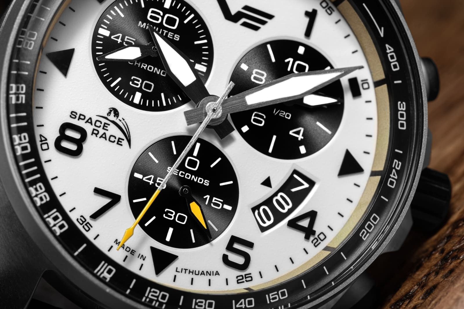 Vostok Europe Chronograph Space Race 325A743-L, 46 mm – Herrenuhr mit altweißem Zifferblatt, & Lederband im Retro-Design