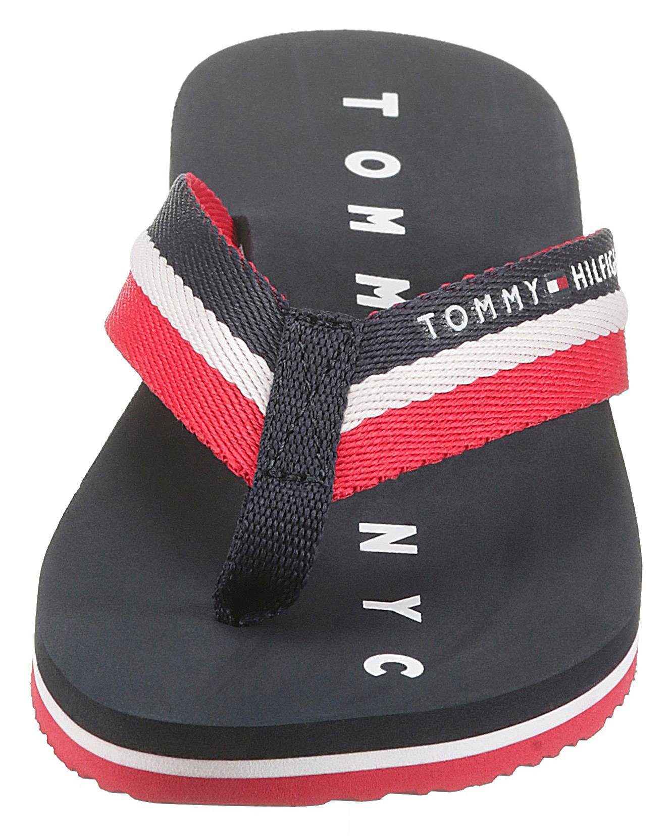 Tommy Hilfiger Zehentrenner NY der blau-weiß-rot Laufsohle SANDAL BEACH TOMMY ausf mit LOVES Logo