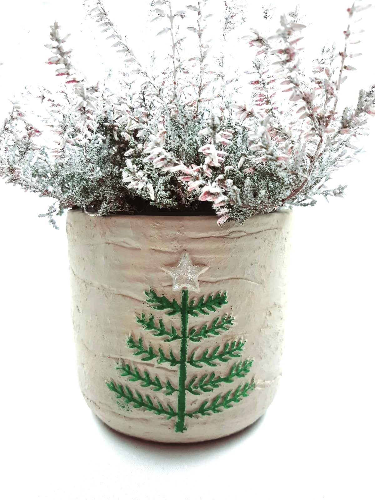 Vosteen Christbaumständer Übertopf handgearbeitet mit Tannenbaum Motiv, Weihnachtsdeko (Winter Dekoration, grüne Fichte), Betontopf für ein Mini Tannenbaum oder Weihnachtsstern