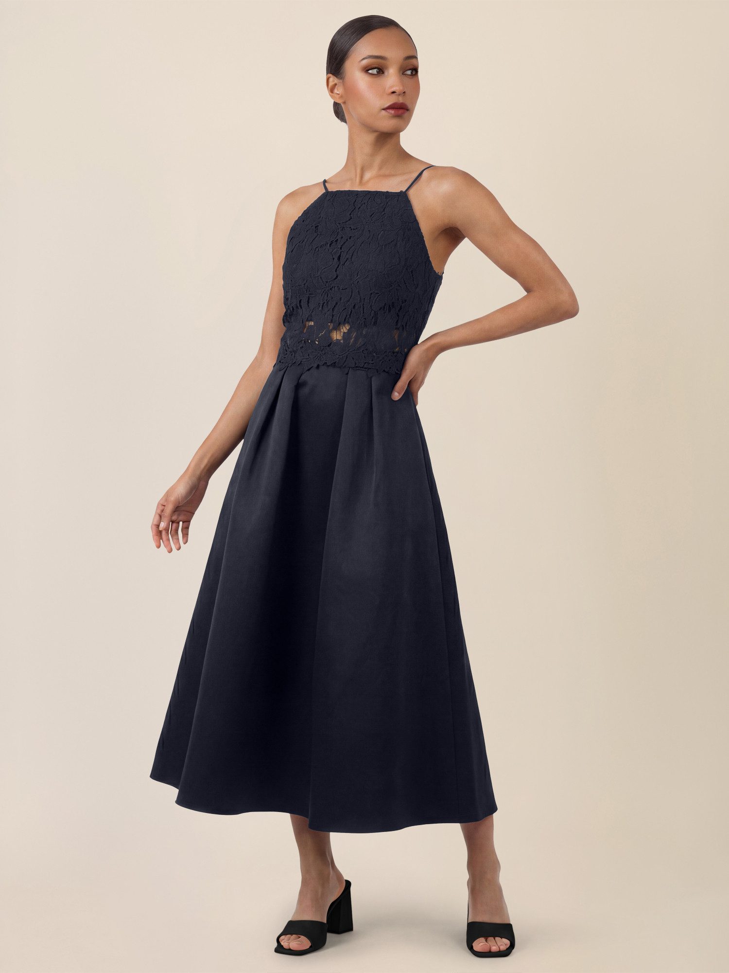 Apart Brautkleid mit A-Linienrock und Spaghettiträgern