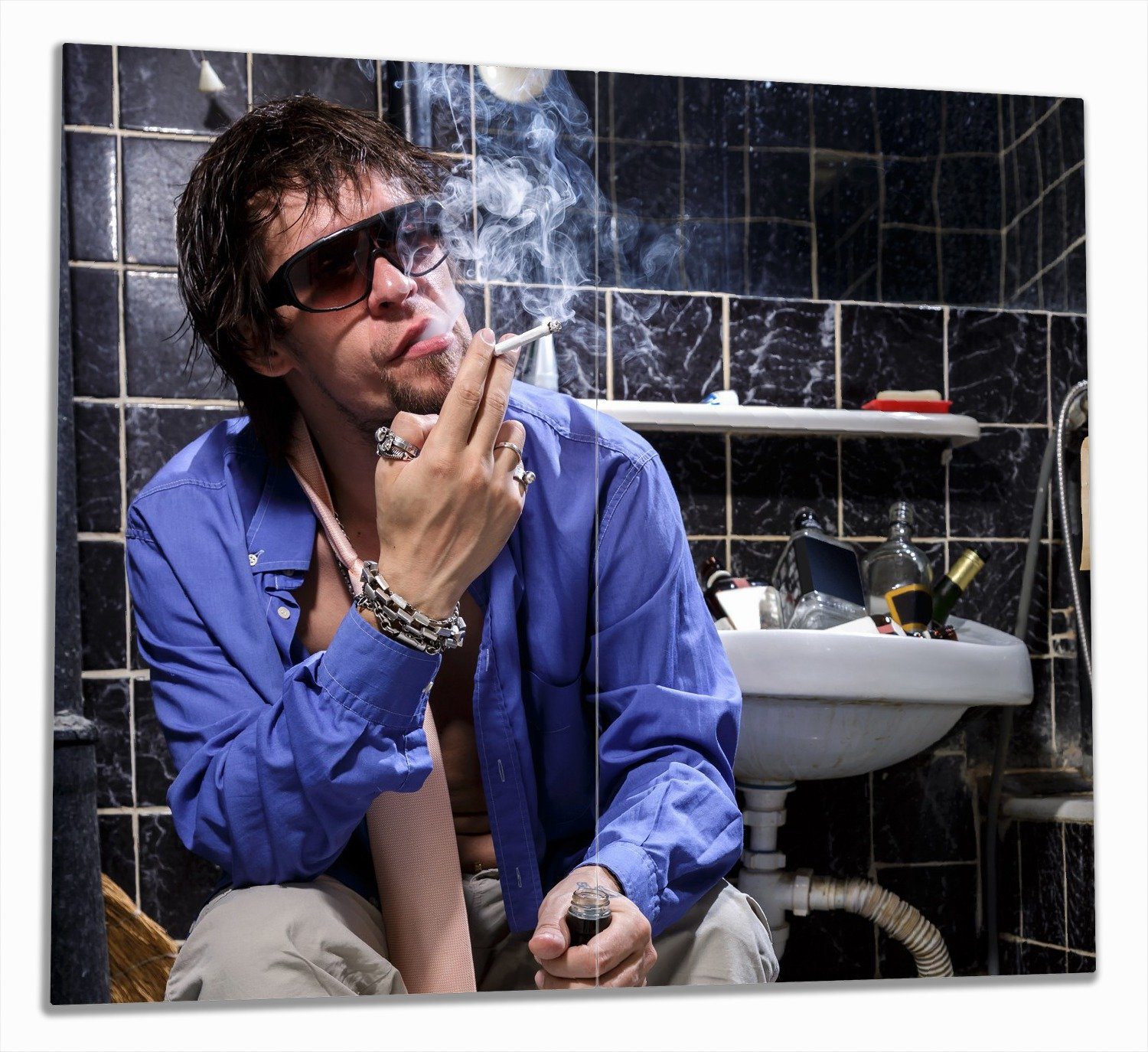 Wallario Herd-Abdeckplatte Kloparty - Sexy Mann auf Toilette mit Zigarette, ESG-Sicherheitsglas, (Glasplatte, 2 tlg., inkl. 5mm Noppen), verschiedene Größen