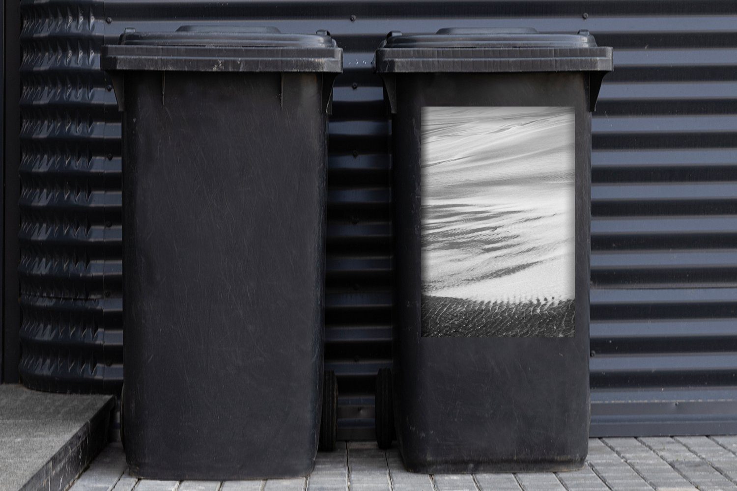 MuchoWow Wandsticker Abstrakte schwarzem und schwarz Container, - St), Darstellung und Abfalbehälter weißem (1 weiß Sand von Mülleimer-aufkleber, Sticker, Mülltonne