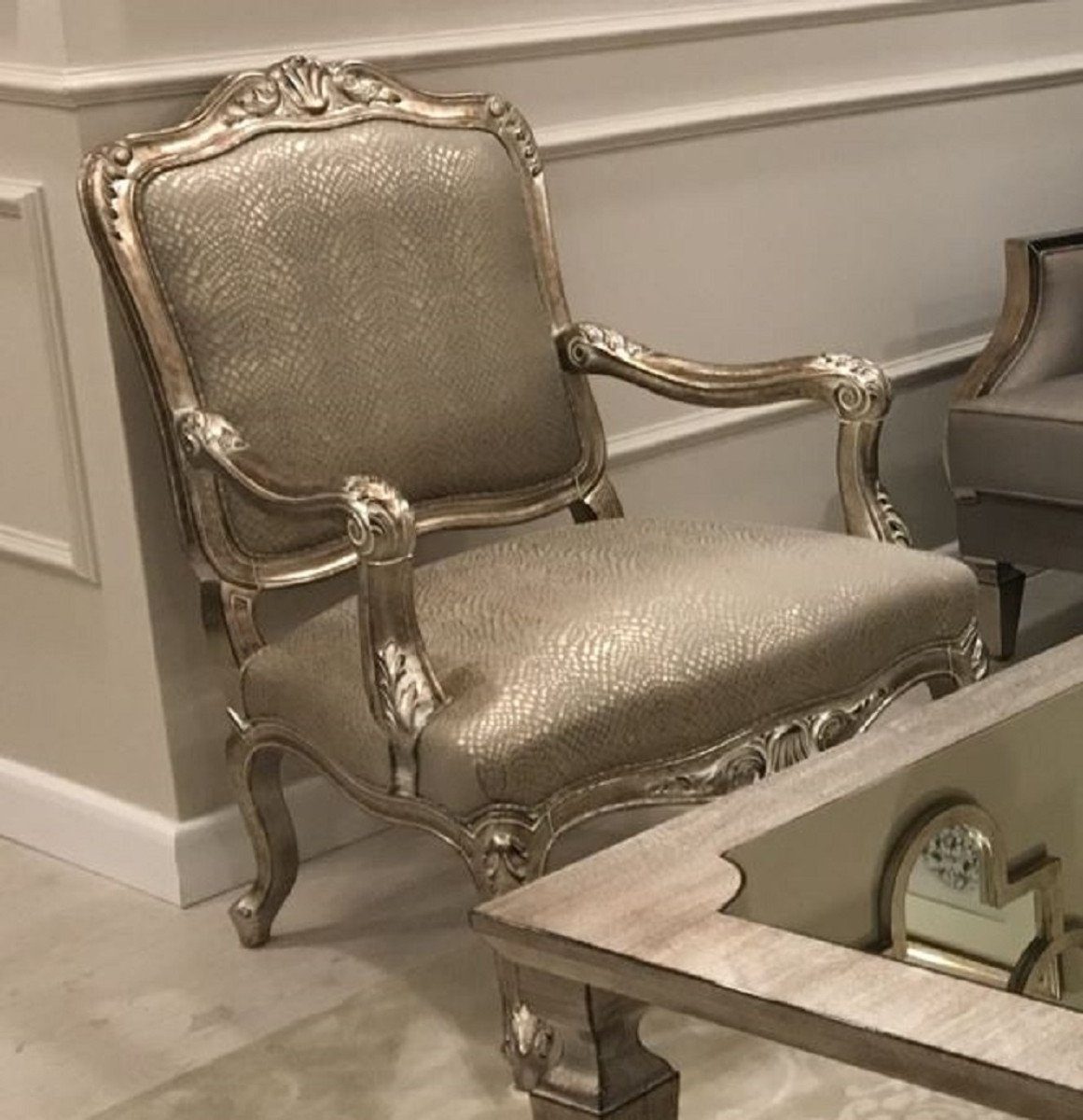 Casa Padrino Sessel Luxus Barock Sessel Silber / Antik Silber - Prunkvoller Wohnzimmer Sessel - Barock Wohnzimmer Möbel - Edel & Prunkvoll