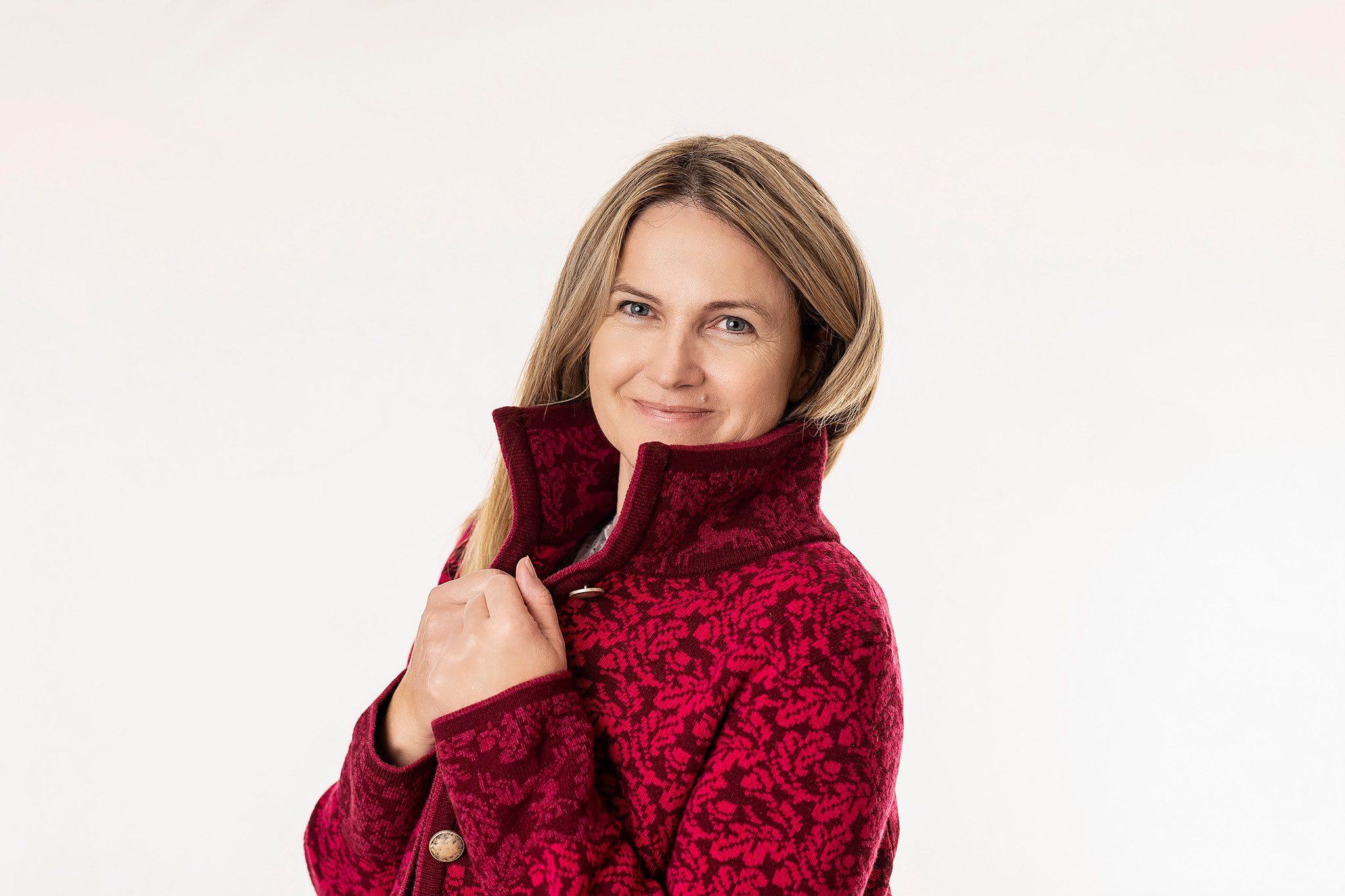 Pezzo D'oro Strickmantel Gehrock aus Merinowolle in Bordeaux mit Pink, hergestellt in Bayern