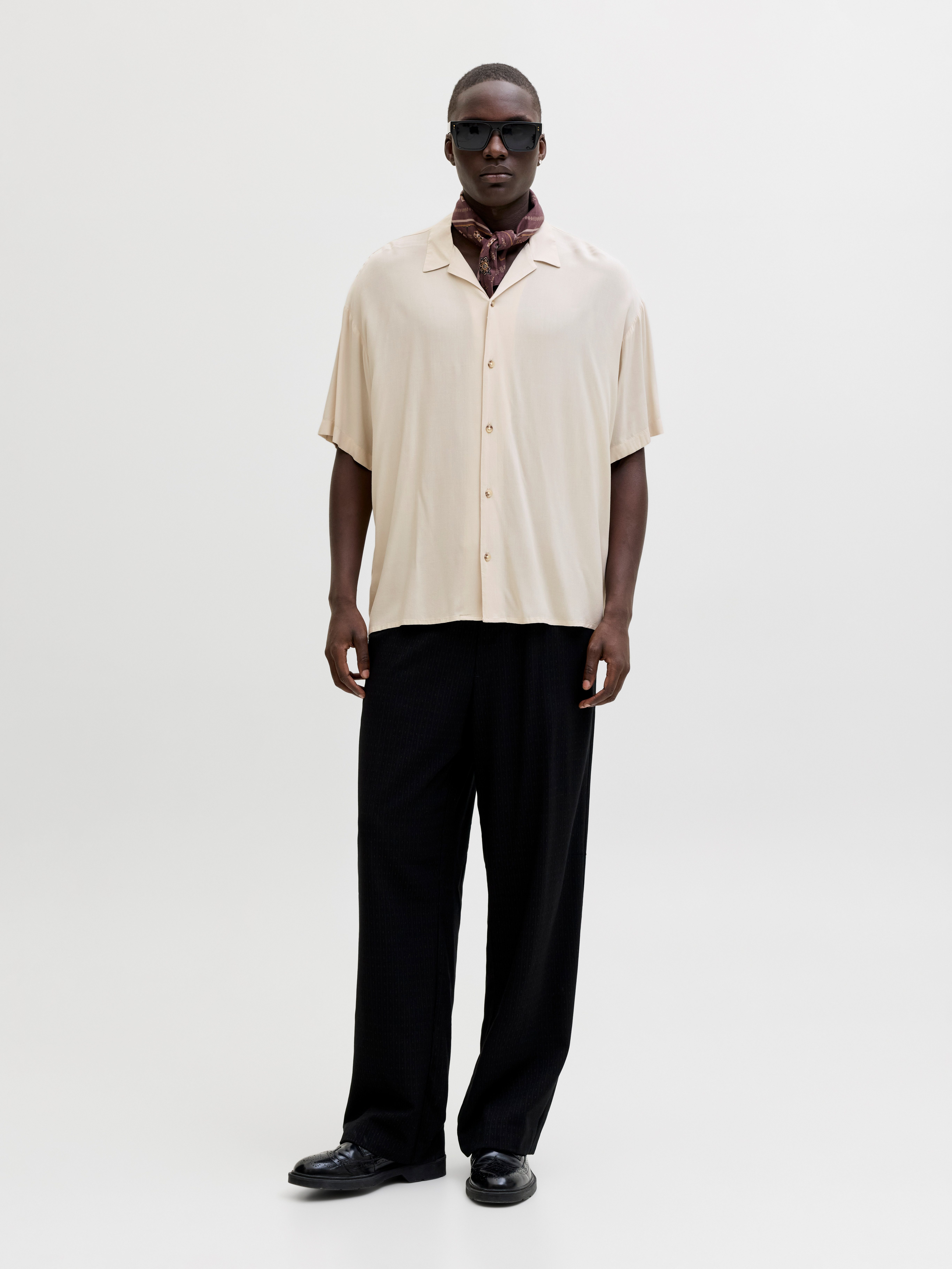 Jack & Jones Kurzarmhemd JJEJEFF RESORT SOLID SHIRT SS SN Viskose, loose fit