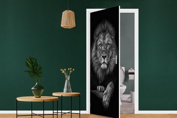 MuchoWow Türtapete Löwe - Tiere - Schwarz - Weiß, Matt, bedruckt, (1 St), Fototapete für Tür, Türaufkleber, 75x205 cm