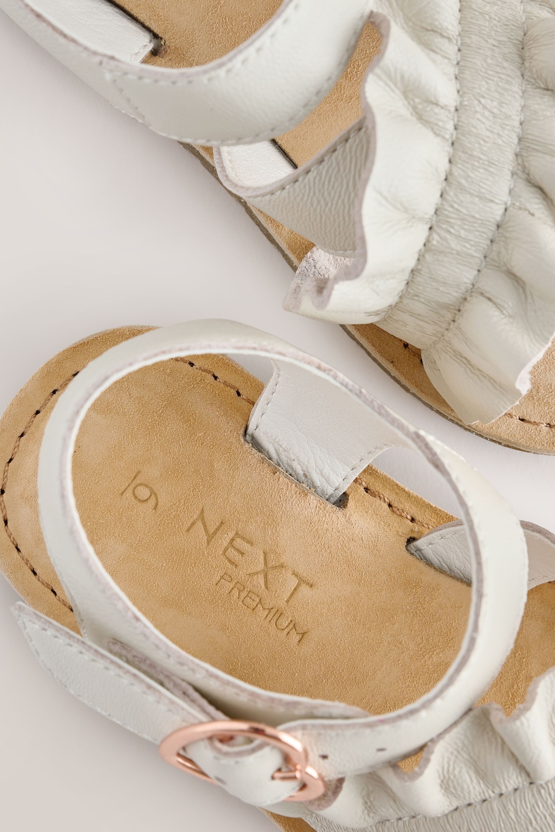 Next Sandalen mit Raffung und Schnallenverschluss Sandale (1-tlg)