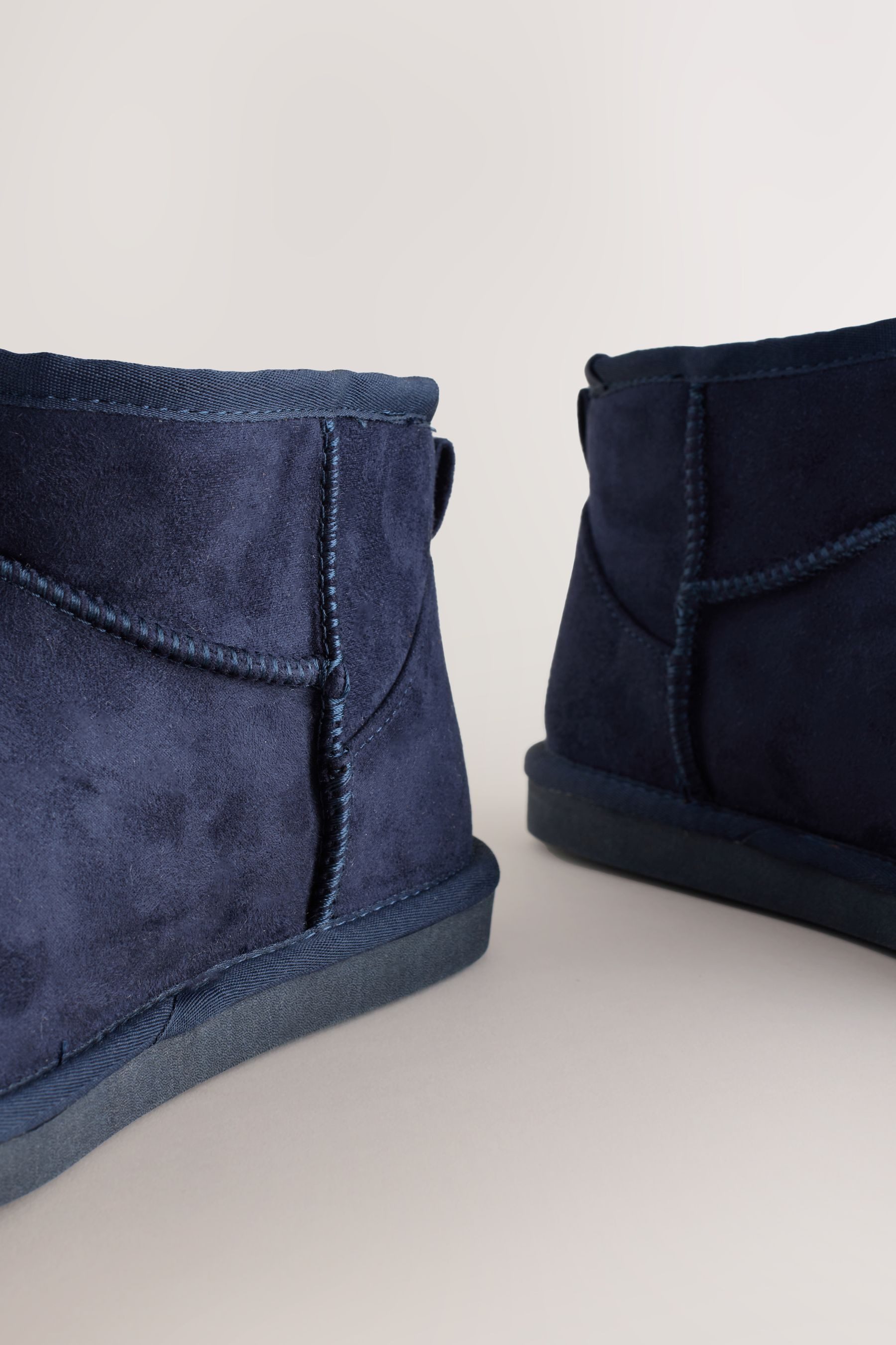 Next Hausstiefel aus Mikrovelours Hausschuh (1-tlg)