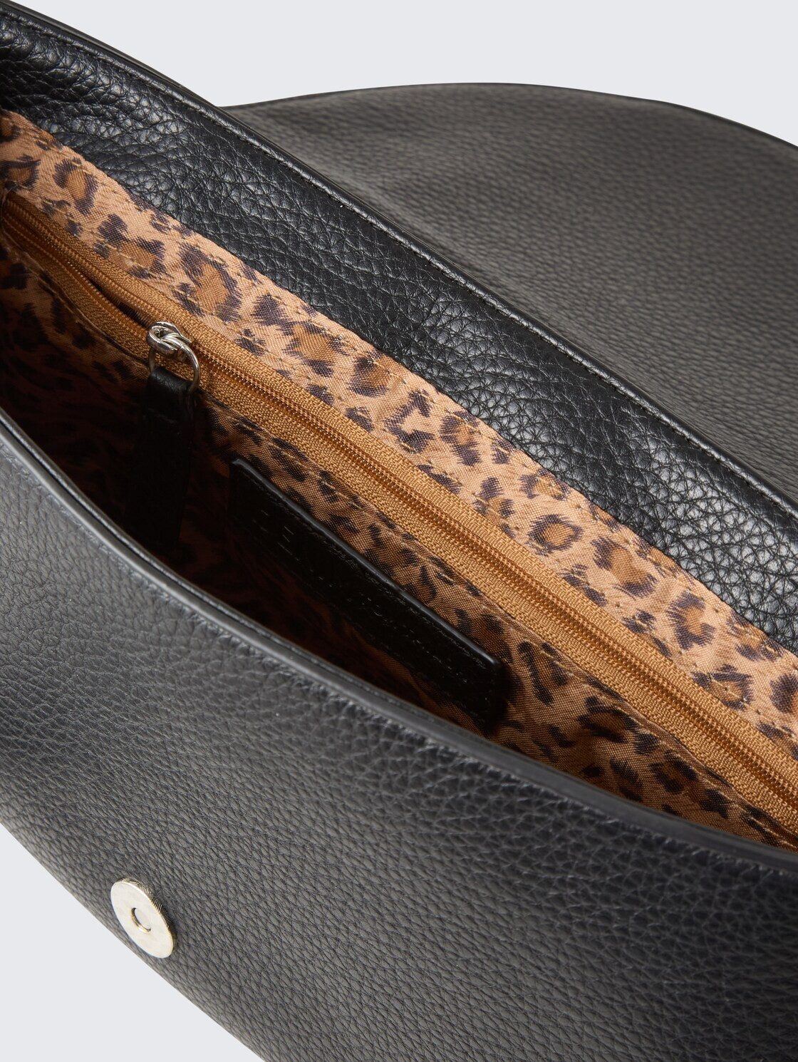 TOM TAILOR Denim Umhängetasche Bags, TTPRIYA M Umhängetasche mit dekorativem Anhänger