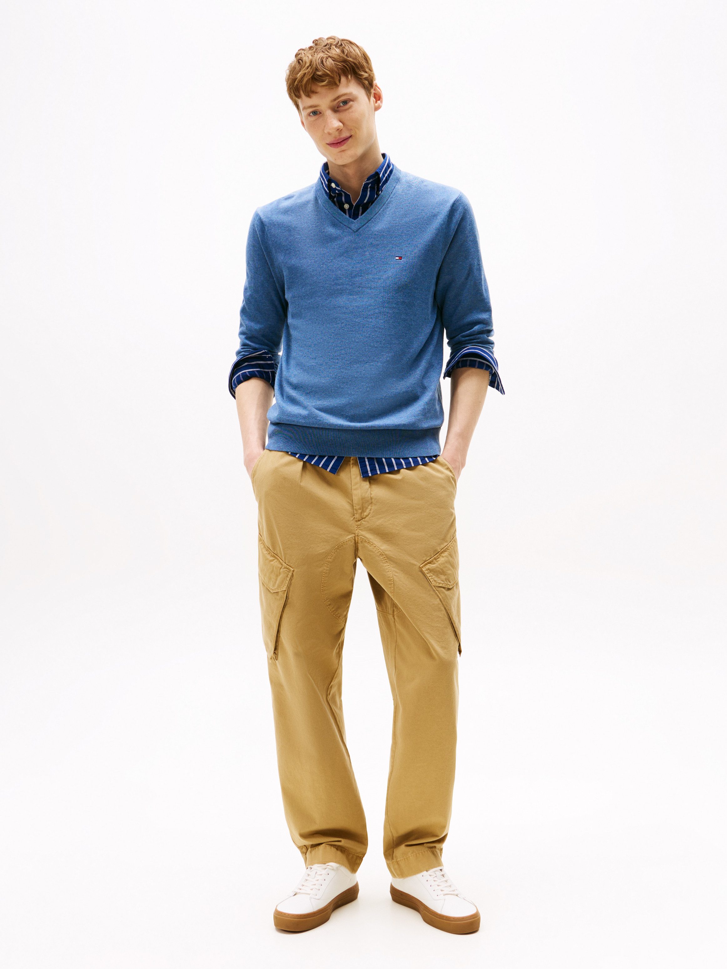 Tommy Hilfiger Strickpullover ESSENTIAL COTTON V NECK mit V-Ausschnitt und Stickerei unifarben, casual, regular fit, Baumwolle, V-Ausschnitt