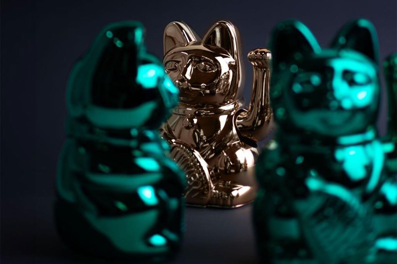 daslagerhaus living Kosmetiktasche Winkekatze Lucky Cat Cosmic shiny platin