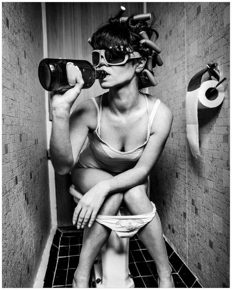 Wallario Poster, Kloparty - Sexy Frau auf Toilette mit Weinflasche, in verschiedenen Ausführungen