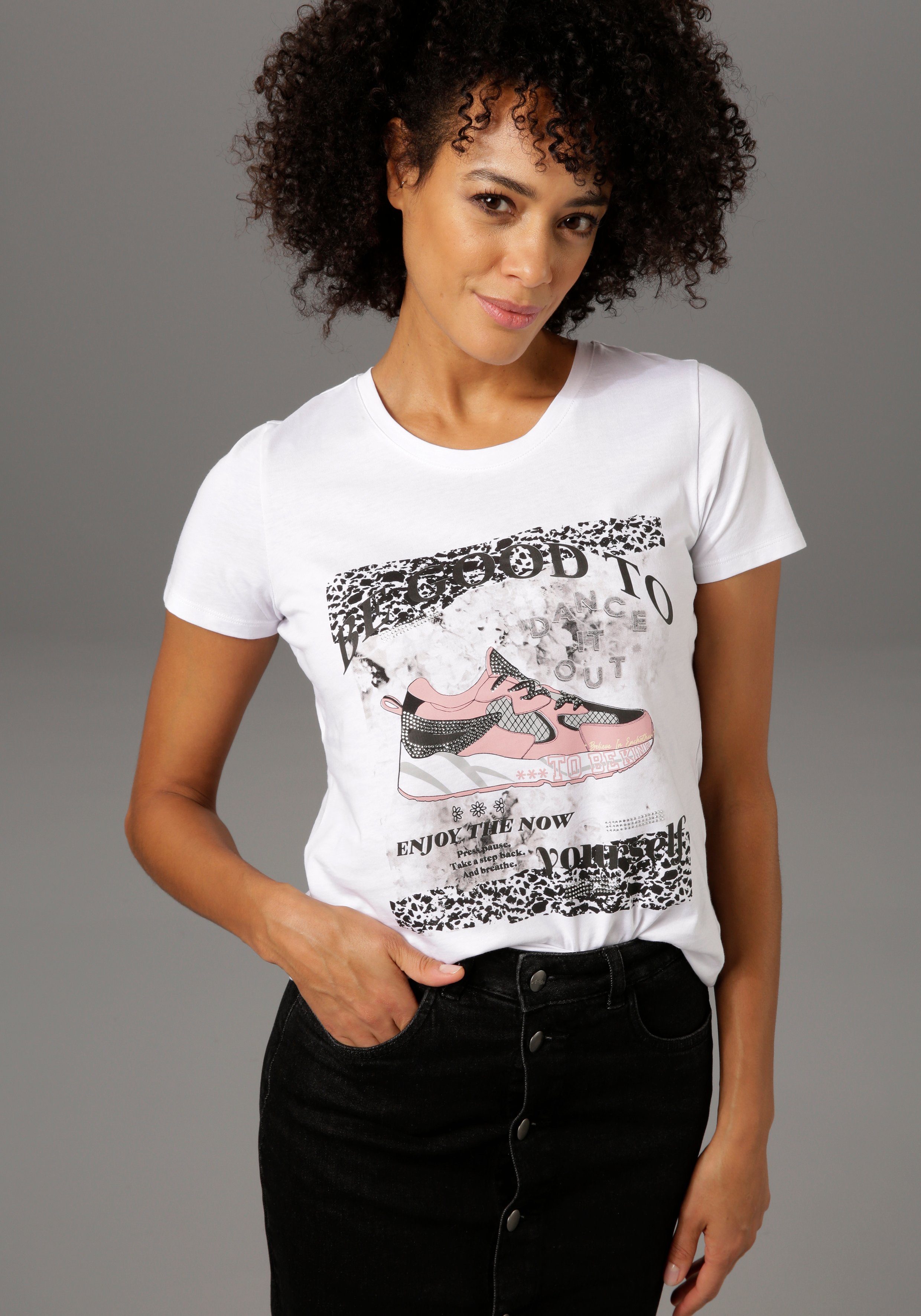 Damen Shirts Aniston CASUAL T-Shirt mit Glitzersteinchen verzierter Frontdruck mit Sneaker und Statement -Schriftzug
