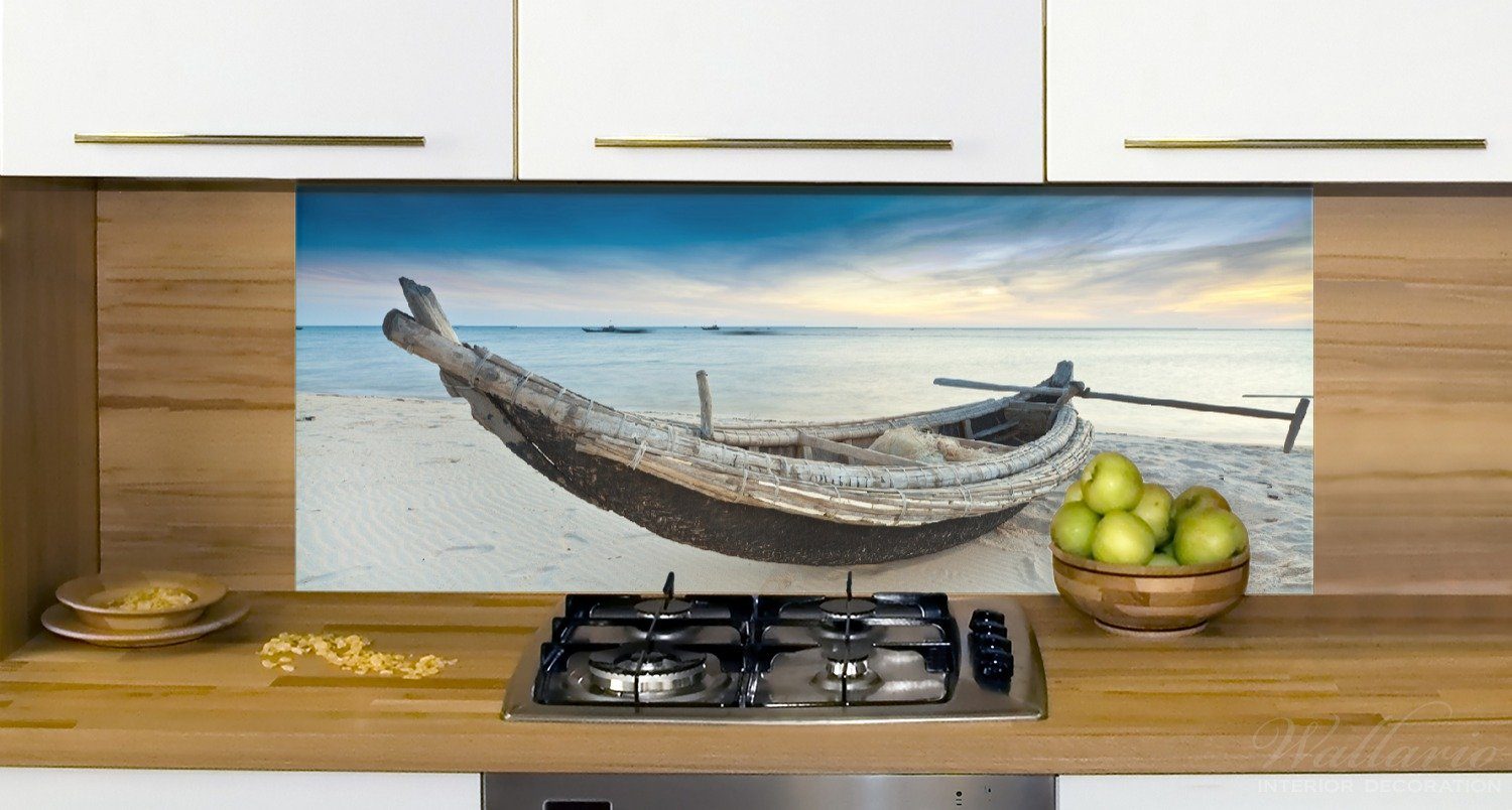 Wallario mit Fischerboot Strand Sonnenuntergang, Küchenrückwand am (1-tlg)