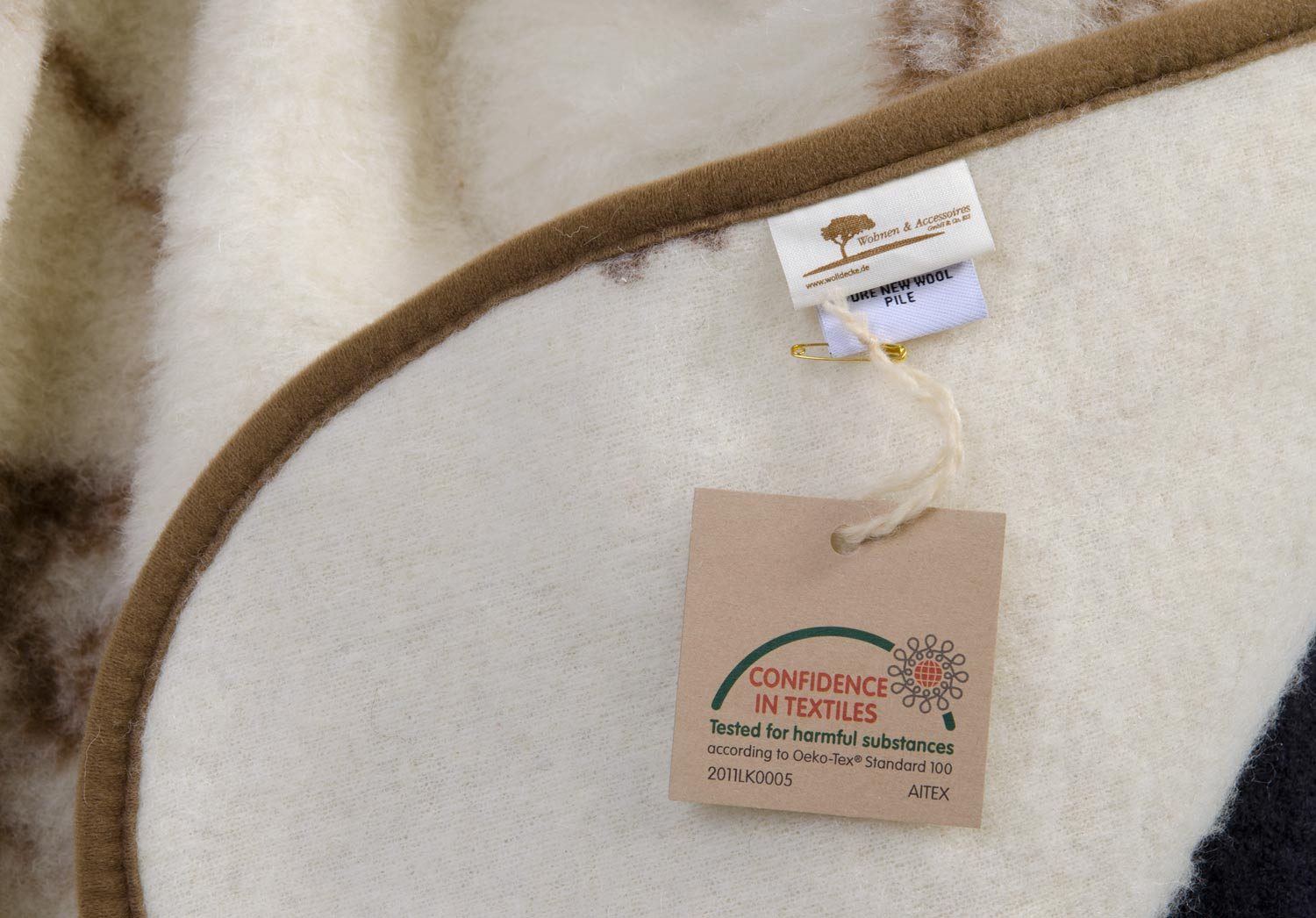 Wohnen und Accessoires GmbH & Co. KG Kinderbettdecke Wolldecke Lamm für Kinder (Kinderbettdecke) 95x135cm aus 100% Merino – Bild 4 von 4