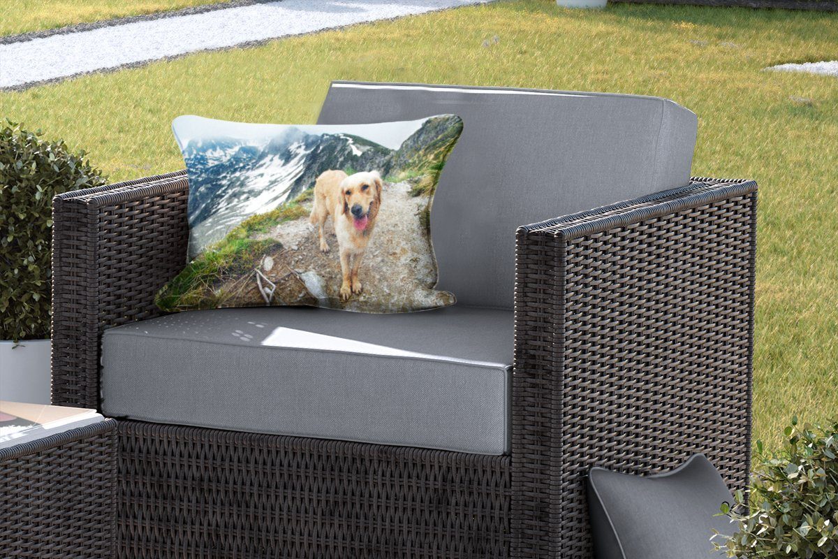 Dekokissenbezug, Kissenhülle Gipfel MuchoWow Retriever auf Berges, Polyester, dem Ein Golden den Dekokissen Bergpfaden eines Outdoor-Dekorationskissen, auf