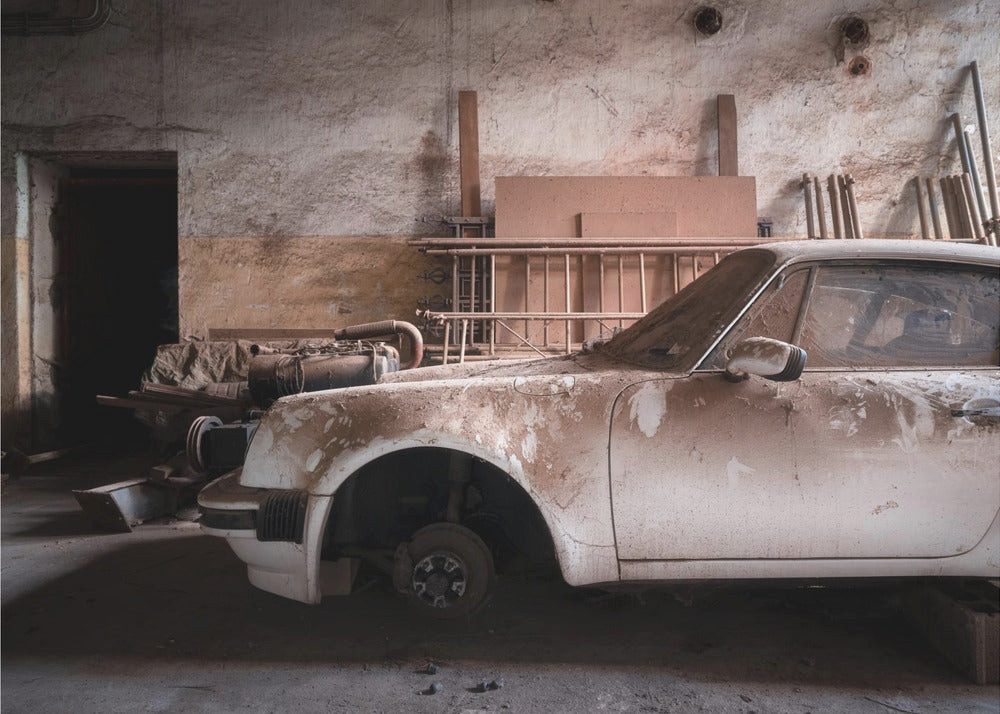 Papermoon Fototapete Selbstklebend, "Dusty Porsche", Matt & lichtbeständig, Blasenfrei ohne Kleister, Rückstandslos abziehbar, Made in Germany