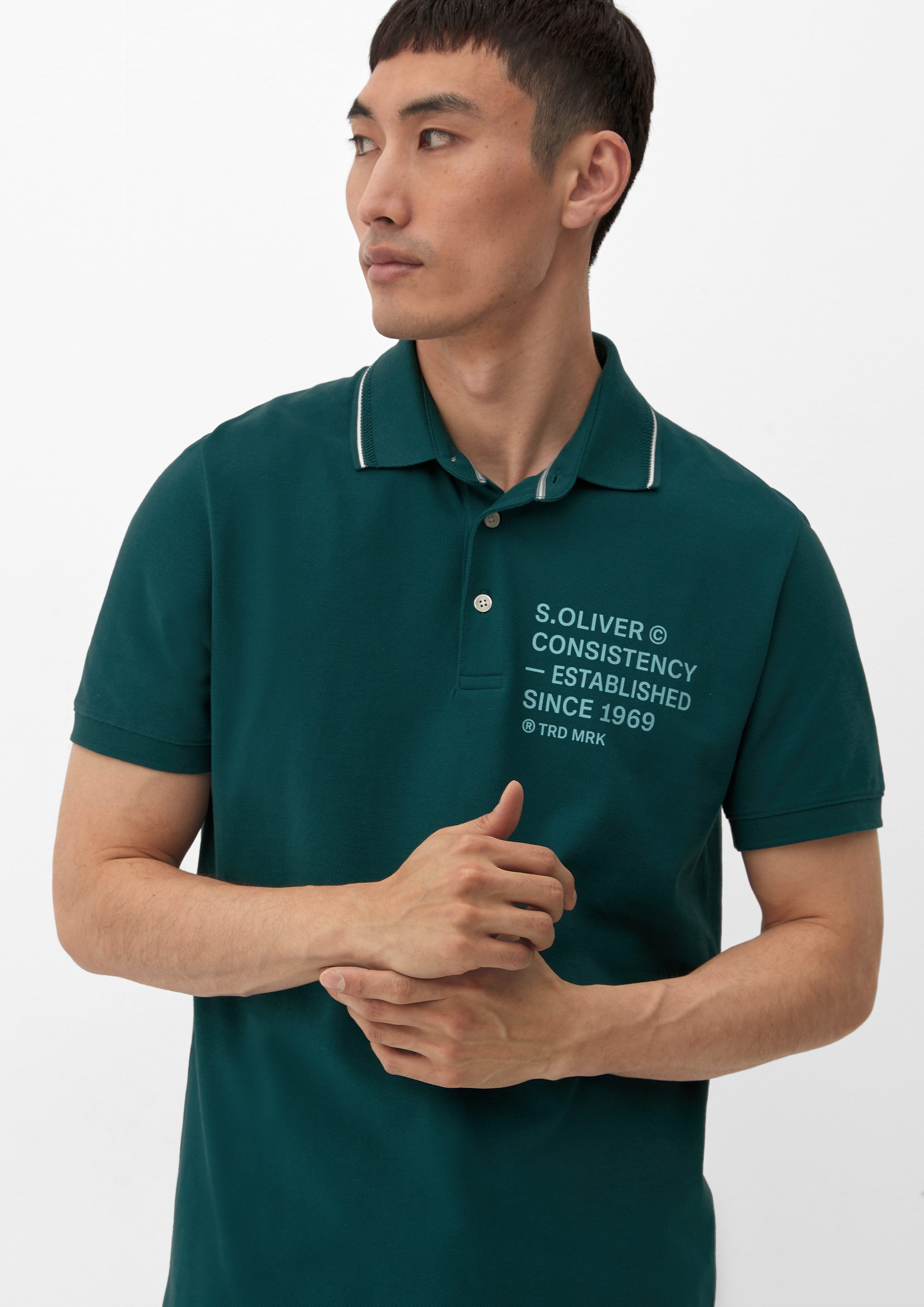 s.Oliver Kurzarmshirt Poloshirt mit Piquéstruktur Artwork, Blende tannengrün