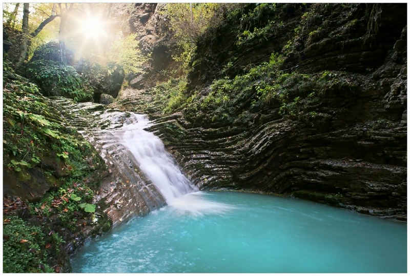 Wallario Glasbild, Wasserfall in einen verborgenen See, in verschiedenen Ausführungen