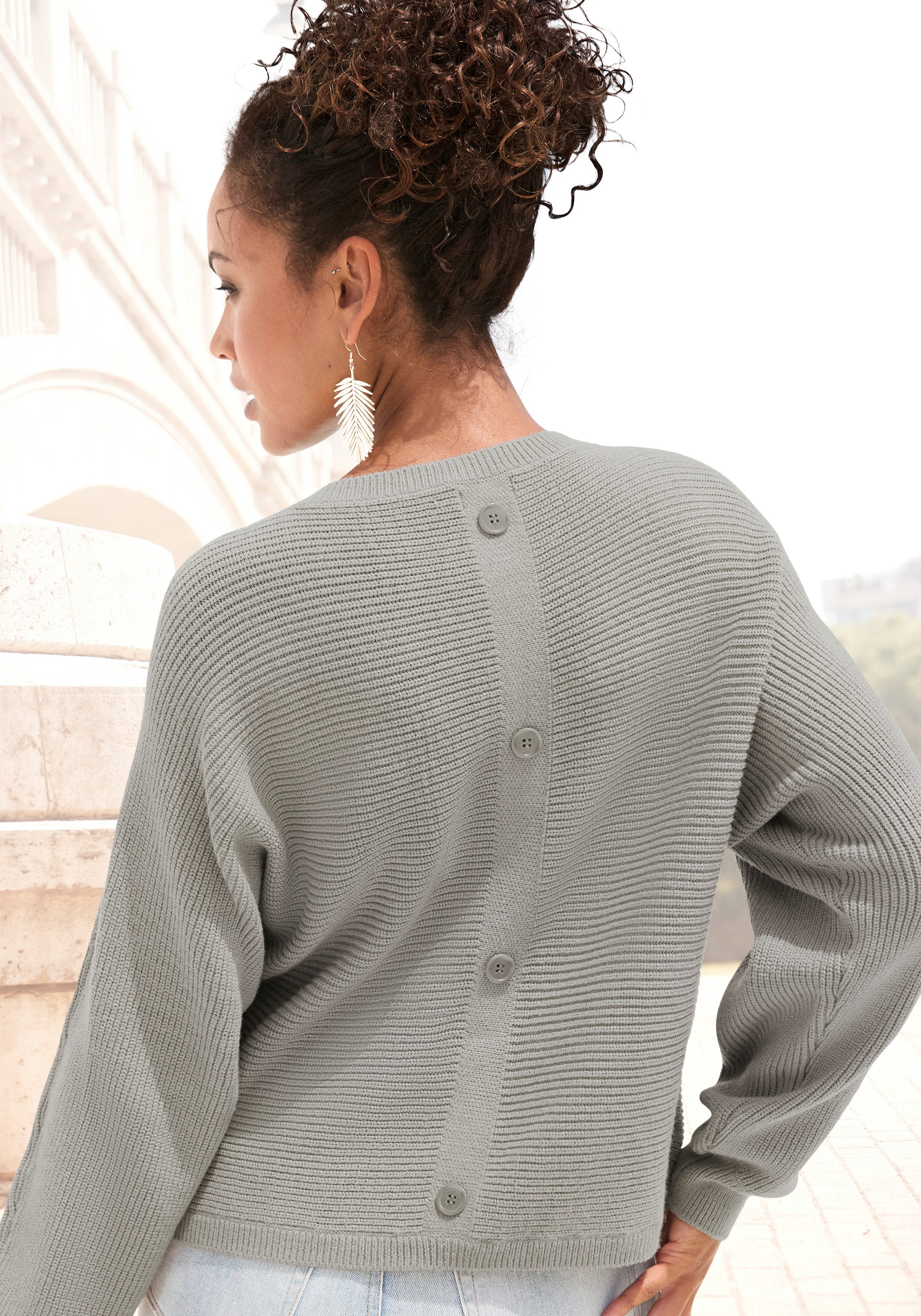 LASCANA Rundhalspullover aus Rippstrick mit Zierknöpfen am Rücken lässiger Fledermauspullover, lockerer Strickpullover, Oversize