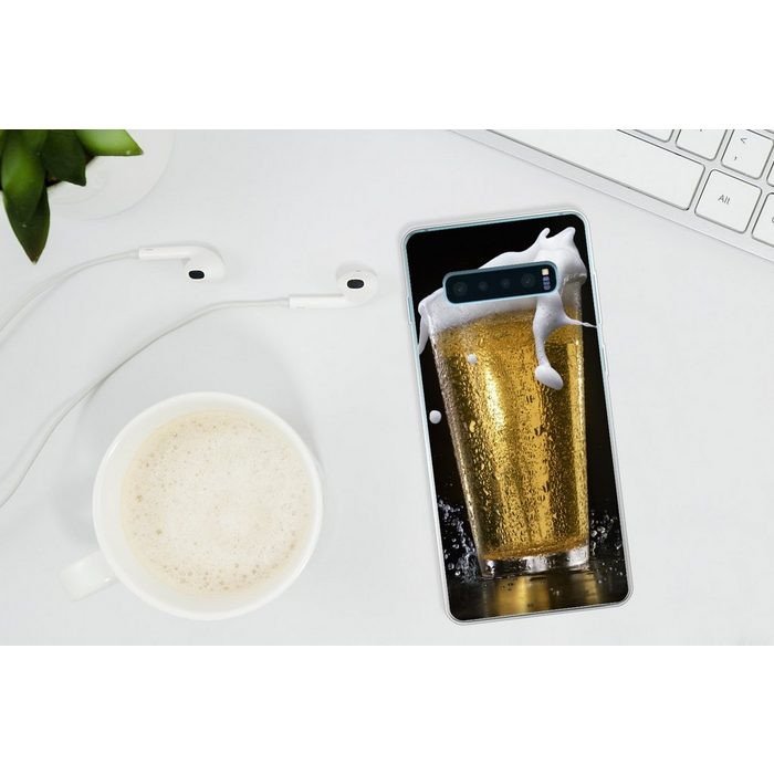 MuchoWow Handyhülle Leckeres Bier auf schwarzem Hintergrund Phone Case Handyhülle Samsung Galaxy S10+ Silikon Schutzhülle FN11413