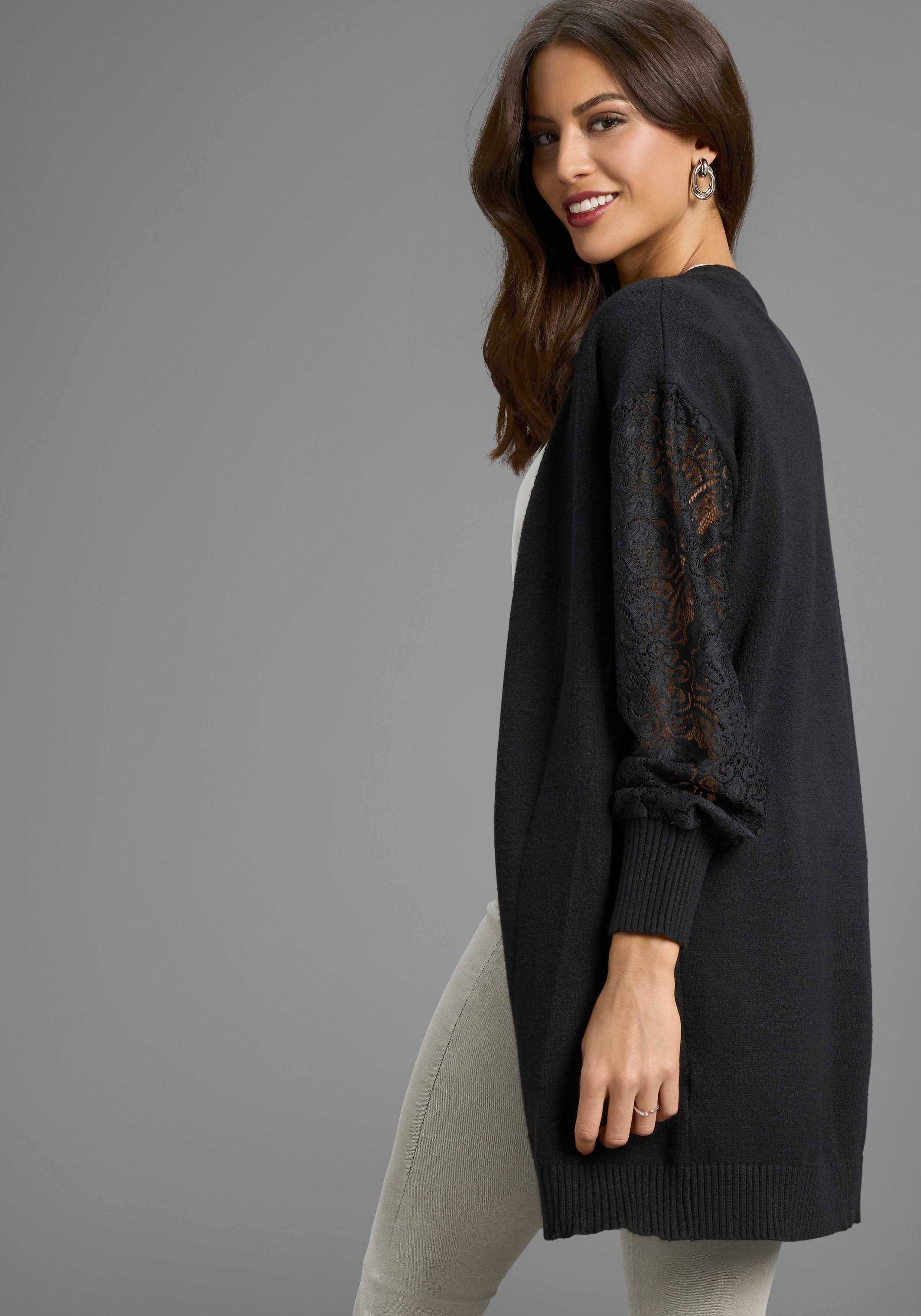 Laura Scott Strickjacke kuscheliger Winterstrick mit femininen Spitzenärmel günstig online kaufen