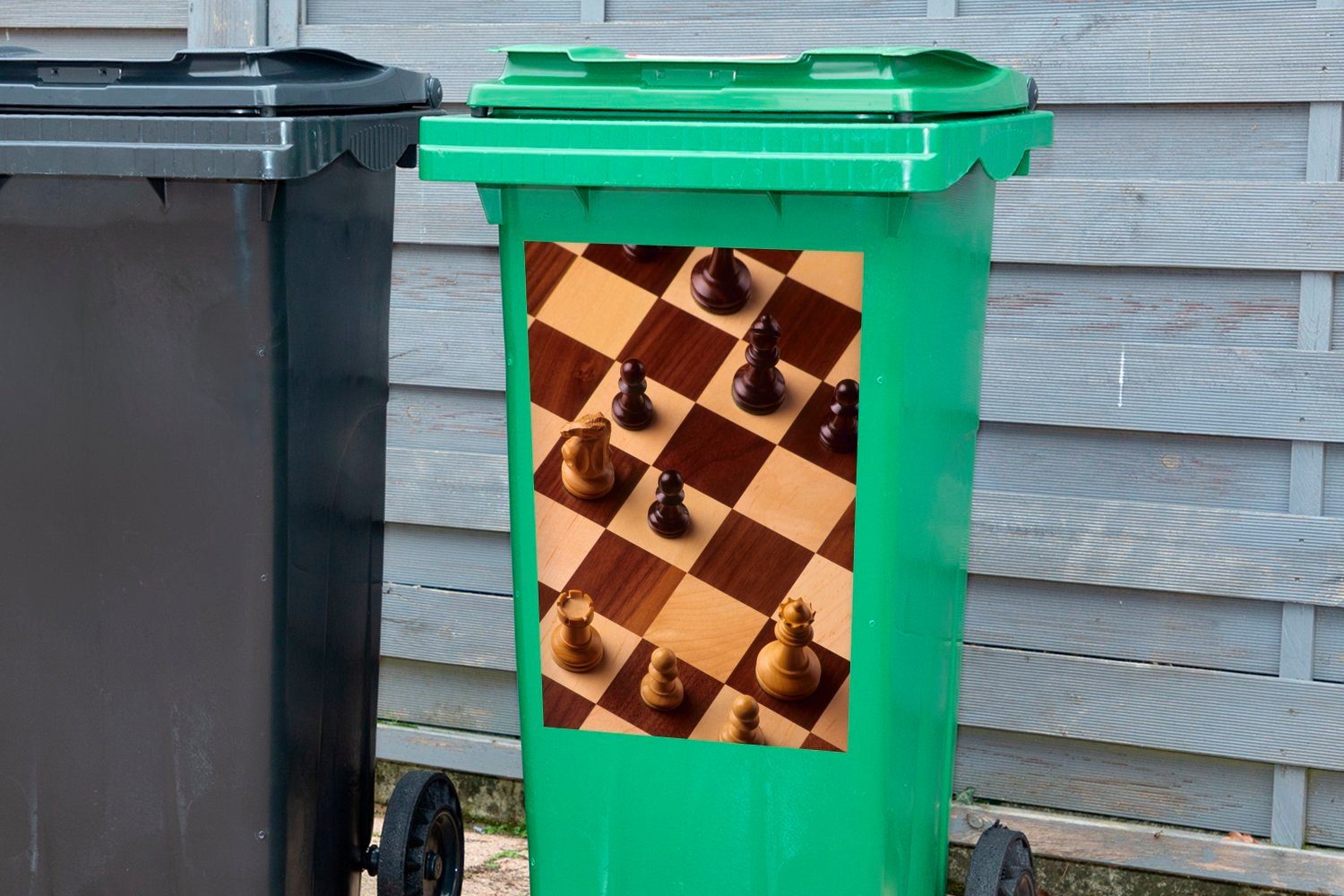 Container, Schachbrett Wandsticker einer während Mülltonne, Schachpartie Das Sticker, St), Mülleimer-aufkleber, (1 MuchoWow Abfalbehälter