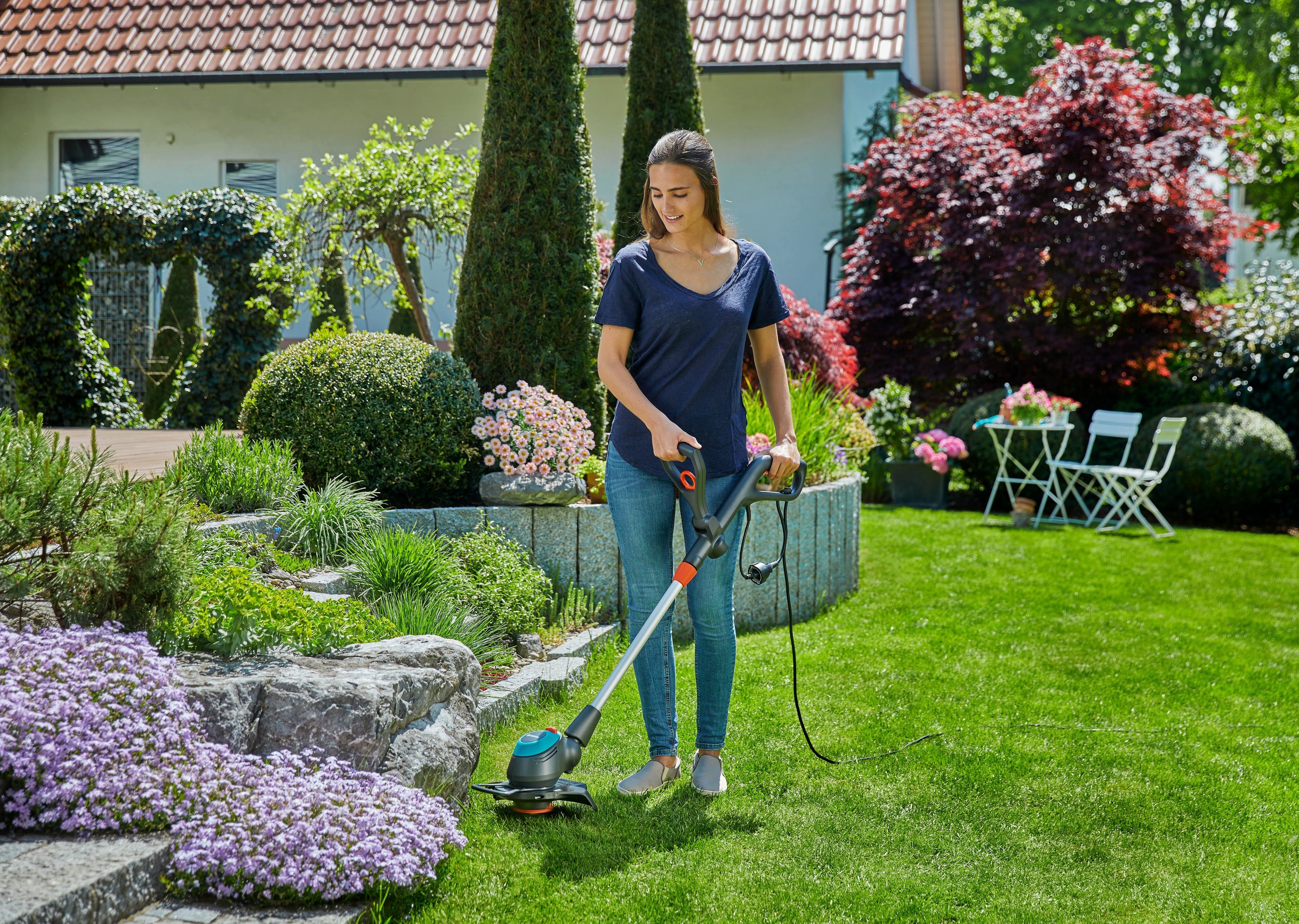 GARDENA Elektro-Rasentrimmer EasyCut 450/25, 25 cm Arbeitsbreite Messer, Trimmen mit Leichtigkeit und intuitiver Handhabung