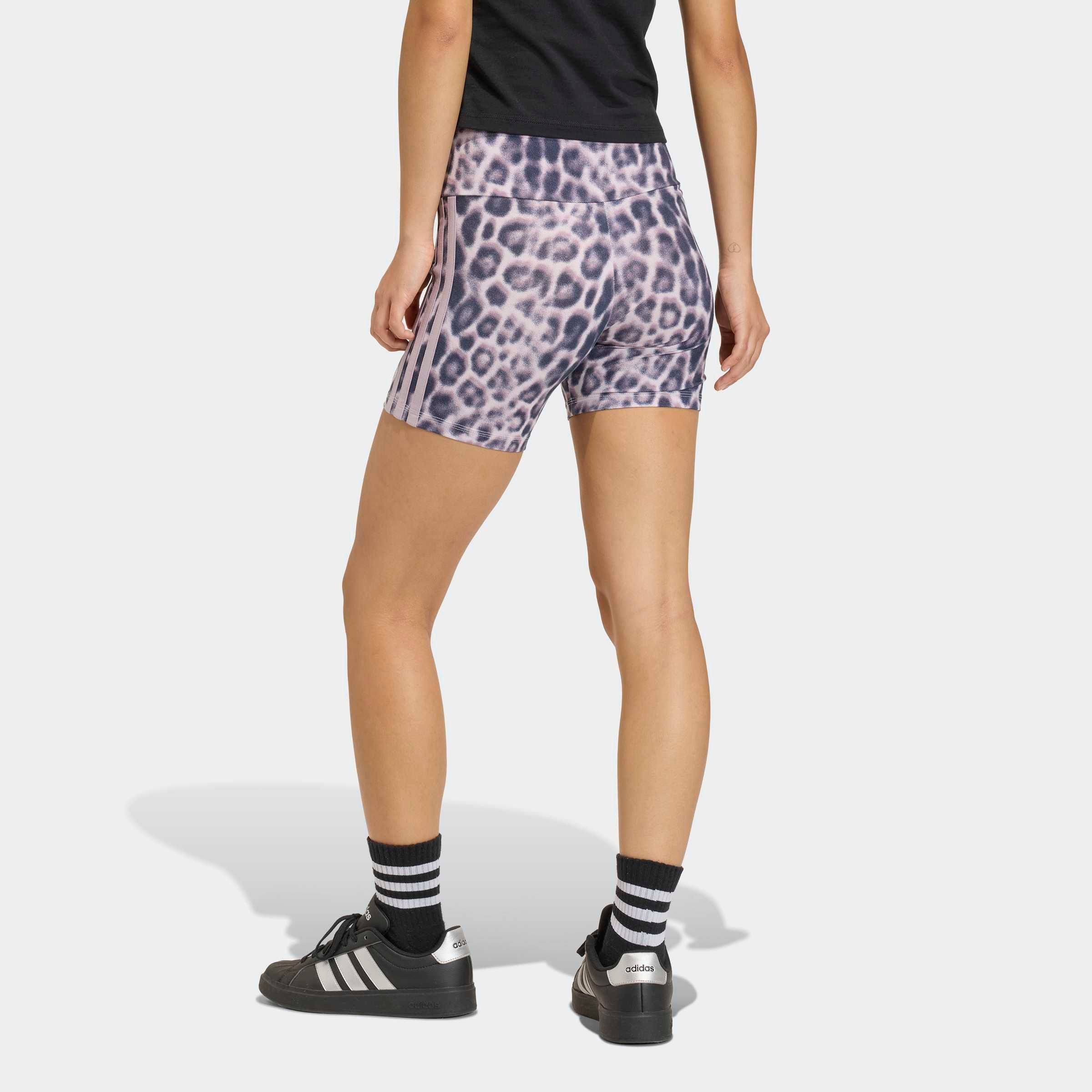 adidas Sportswear Shorts SEASONAL ESSENTIALS BIKER MIT LEOPARDENPRINT UND 3-STREIFEN