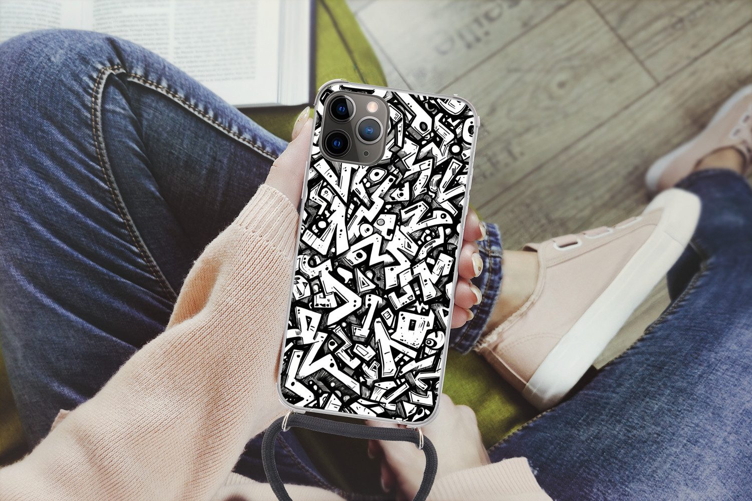 MuchoWow Handyhülle für Apple iPhone 13 Pro Max Formen - Buchstaben - Graffiti - Schwarz, Tragbare Handyhüllen mit Kette zum umhängen, Handykette Handyband